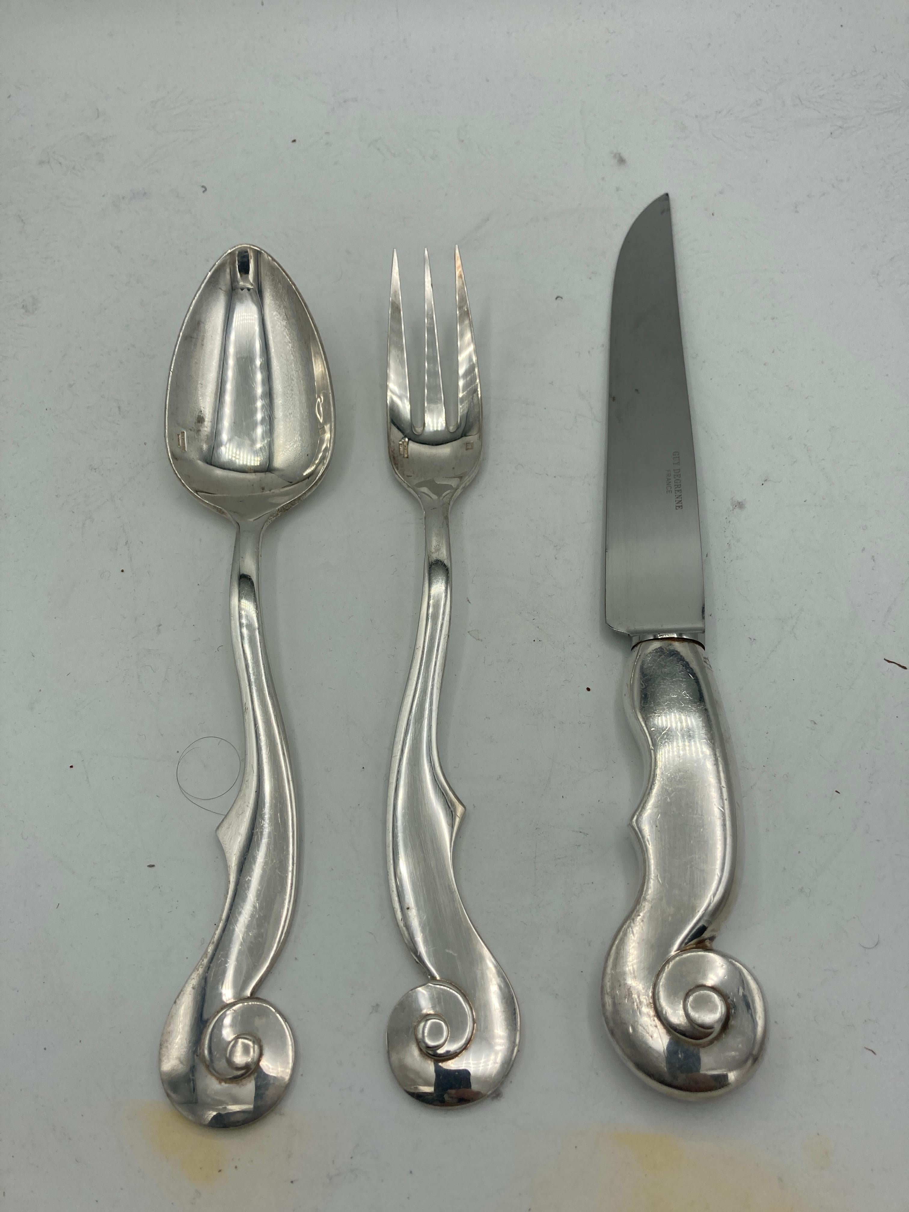 1990 Cuchillo para servir y cortar ensalada de ternera
Plateado sobre bronce 
Diseñado por Arman  ( Arman Fernandez ) para Guy Degrenne
Firmado y numerado 182/1000