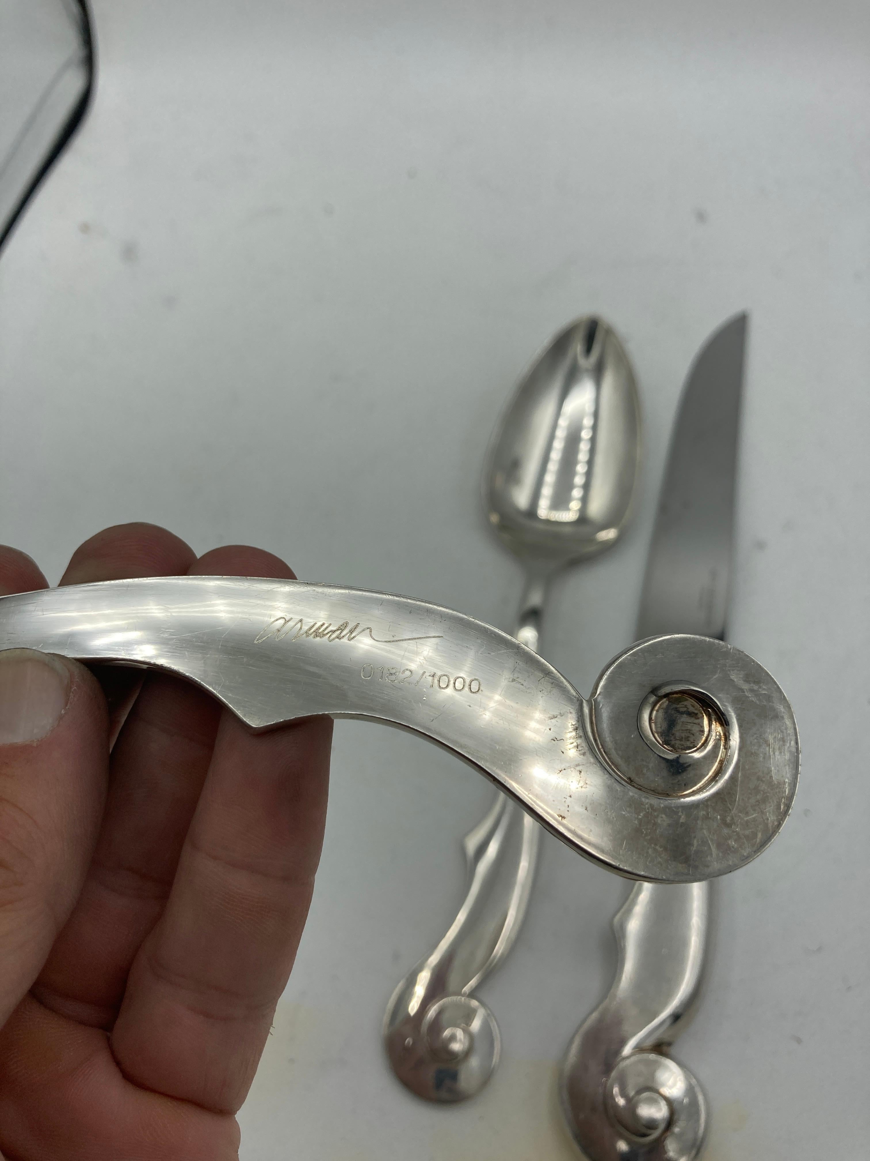 Cuchillo para servir ensaladas y carne de 1950 del famoso escultor Arman Chapado en plata en venta