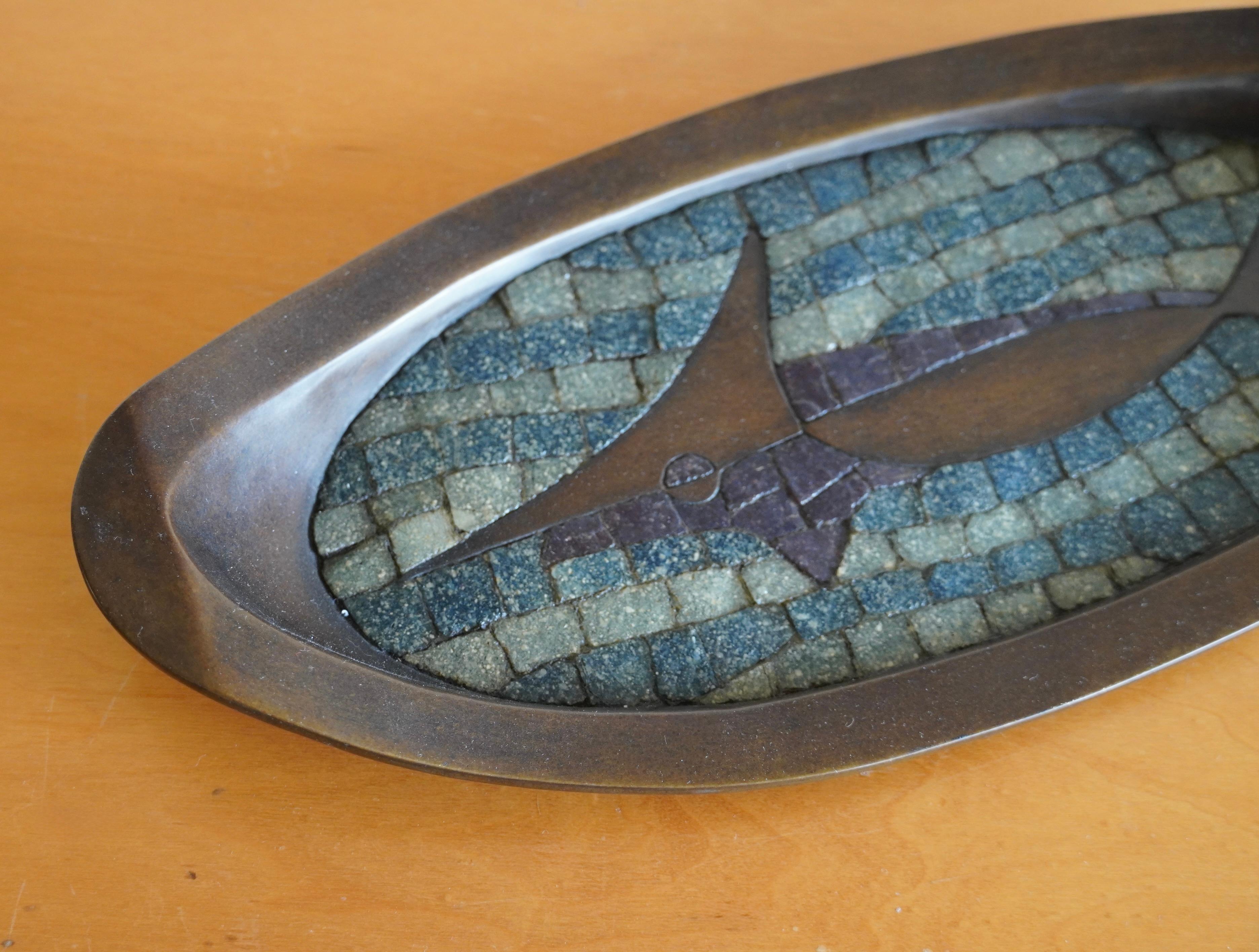 Mid-Century moderno Vassoio a forma di pesce spada di Salvador Teran del 1950 in mosaico e  Bronzo in vendita