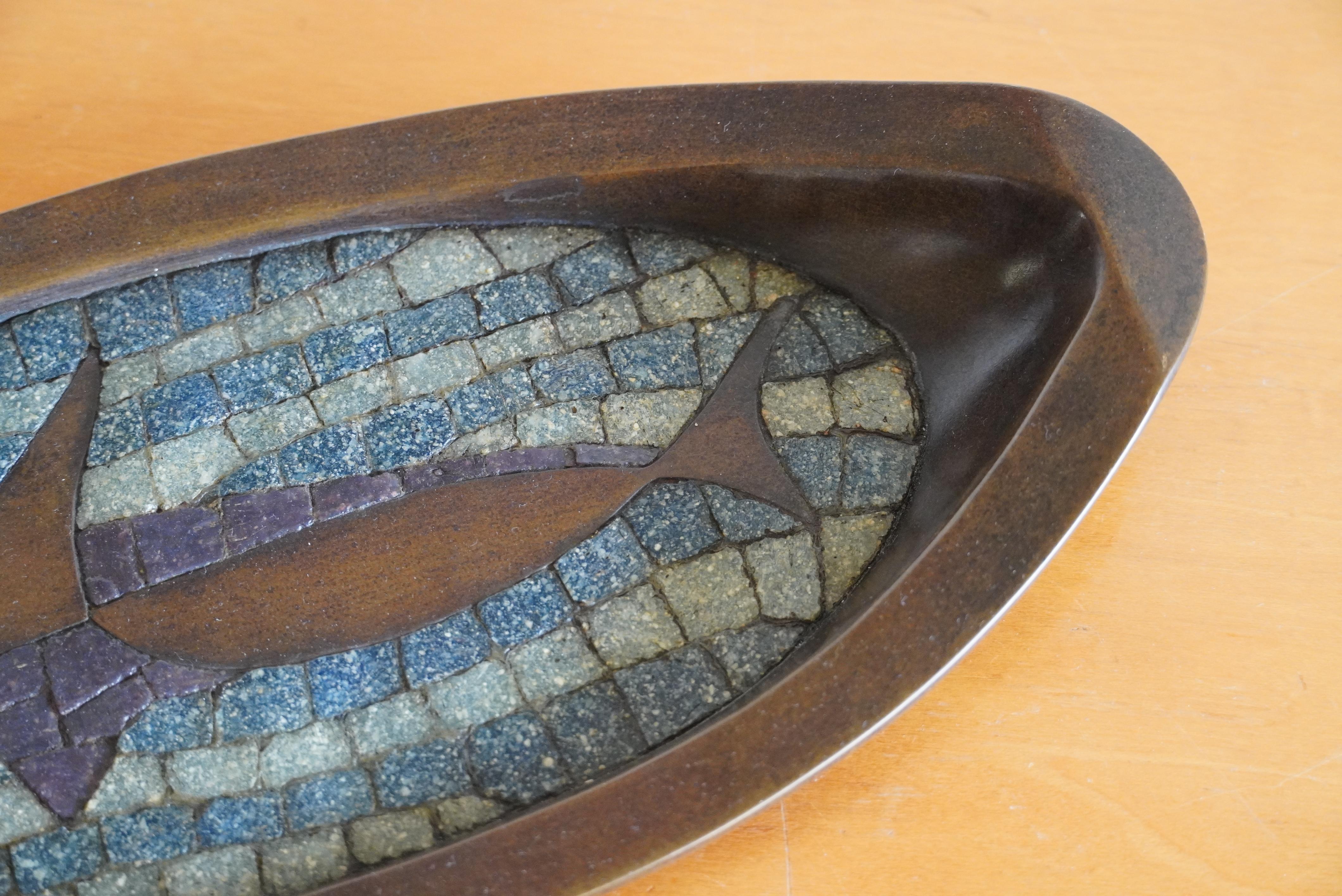 Messicano Vassoio a forma di pesce spada di Salvador Teran del 1950 in mosaico e  Bronzo in vendita