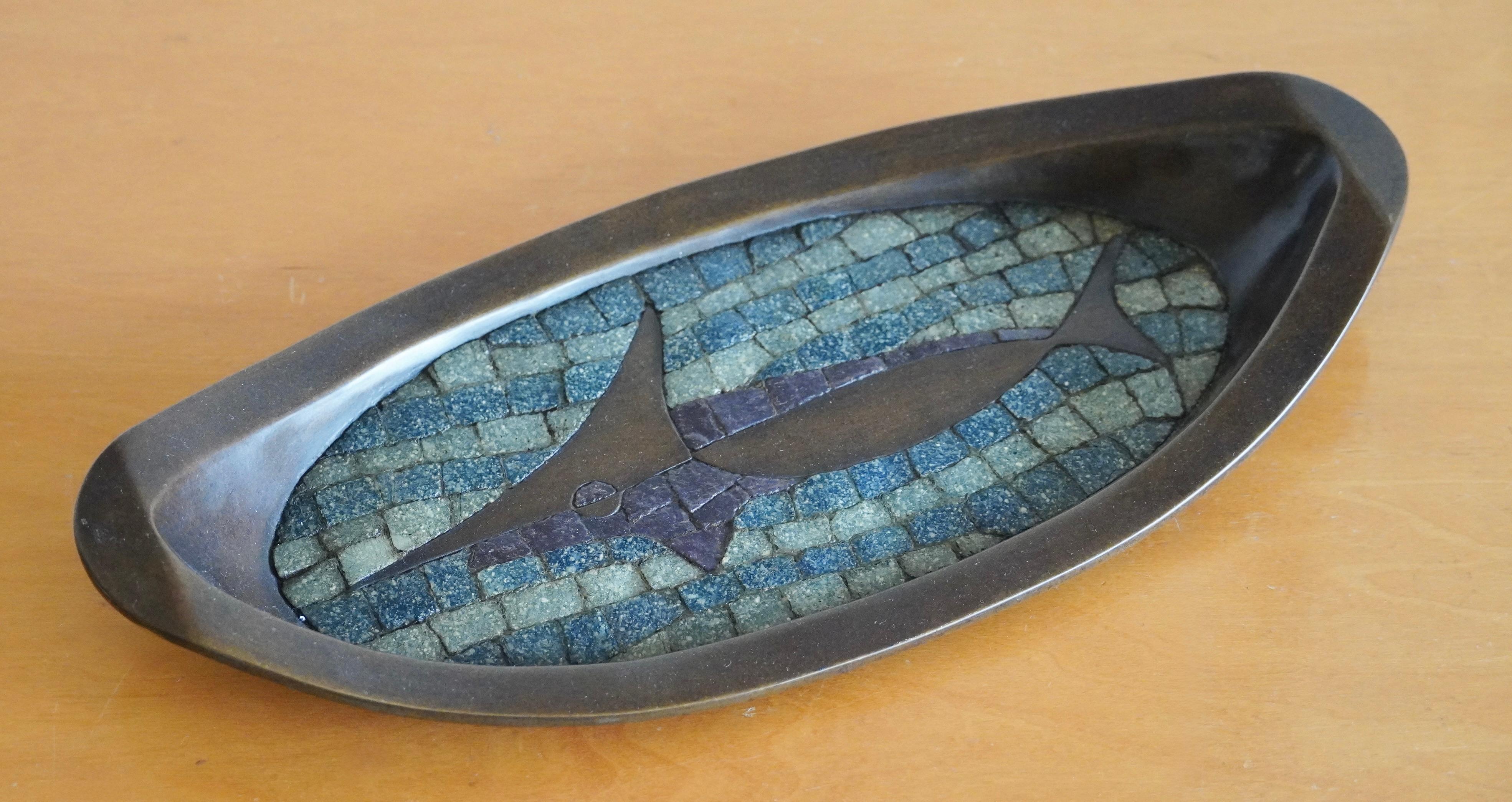 Vassoio a forma di pesce spada di Salvador Teran del 1950 in mosaico e  Bronzo in vendita 2
