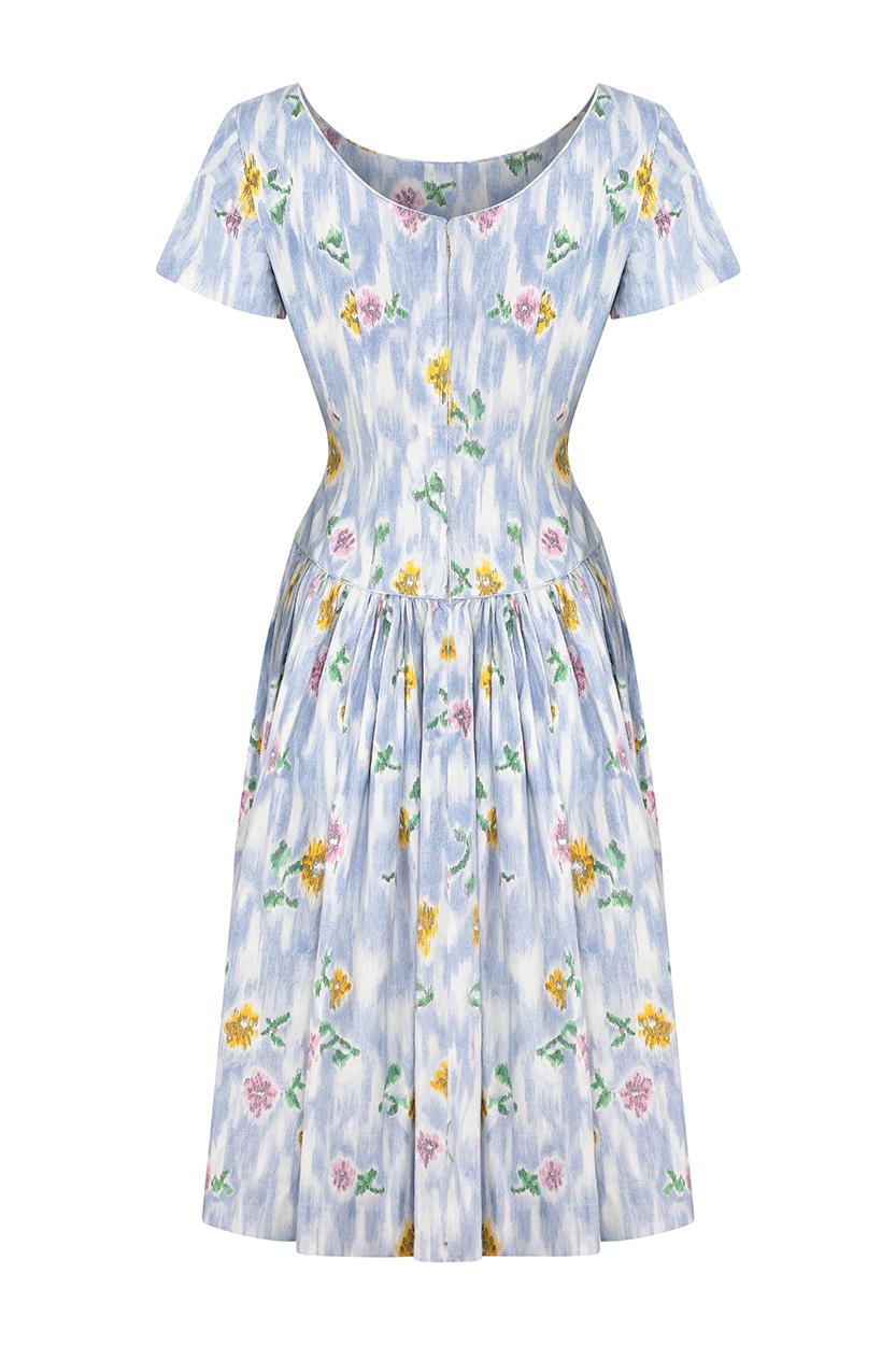 Cette ravissante robe en coton imprimé floral des années 1950 a été conçue par Samuel Sherman et provient de la marque de mode vintage 