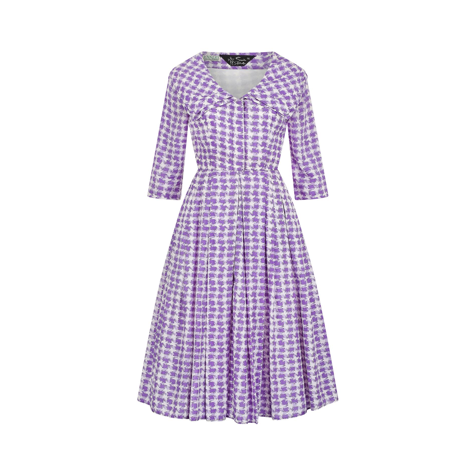 Sublime abito shirtwaister di metà o fine anni '50 di Sambo Fashions, tagliato in un classico stile fit and flare. Ha un ampio colletto stile bertha e maniche a tre quarti leggermente affusolate. L'abito si chiude sul davanti con ganci e occhielli,