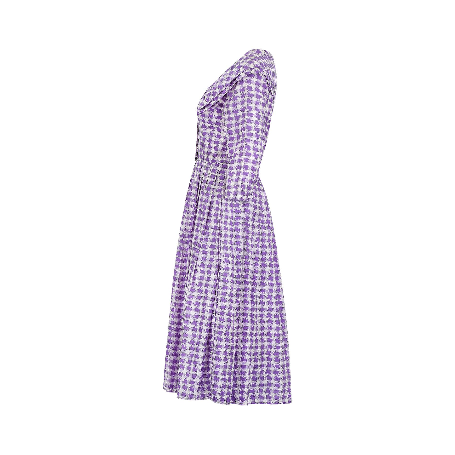 Viola Abito Shirtwaister in seta bianca e viola di Sambo Fashions degli anni '50 in vendita