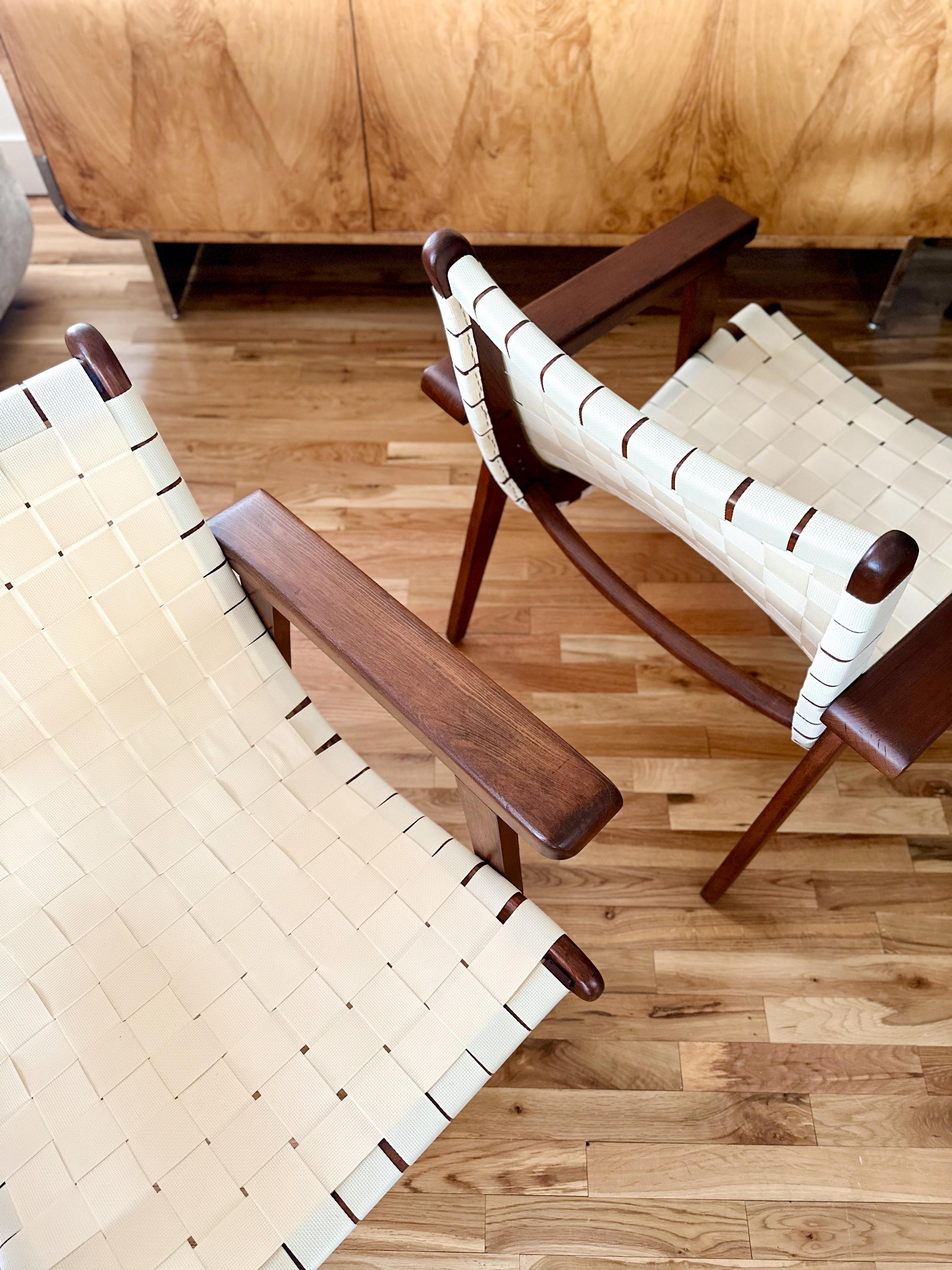 Handsome pair of restored Mexican mahogany 'San Miguelito' lounge chairs designed by Michael Van Beuren for Domus, c.1950s. A Bauhaus-trained designer, Beuren studied under Ludwig Mies van der Rohe before moving to Mexico in the 1930s and