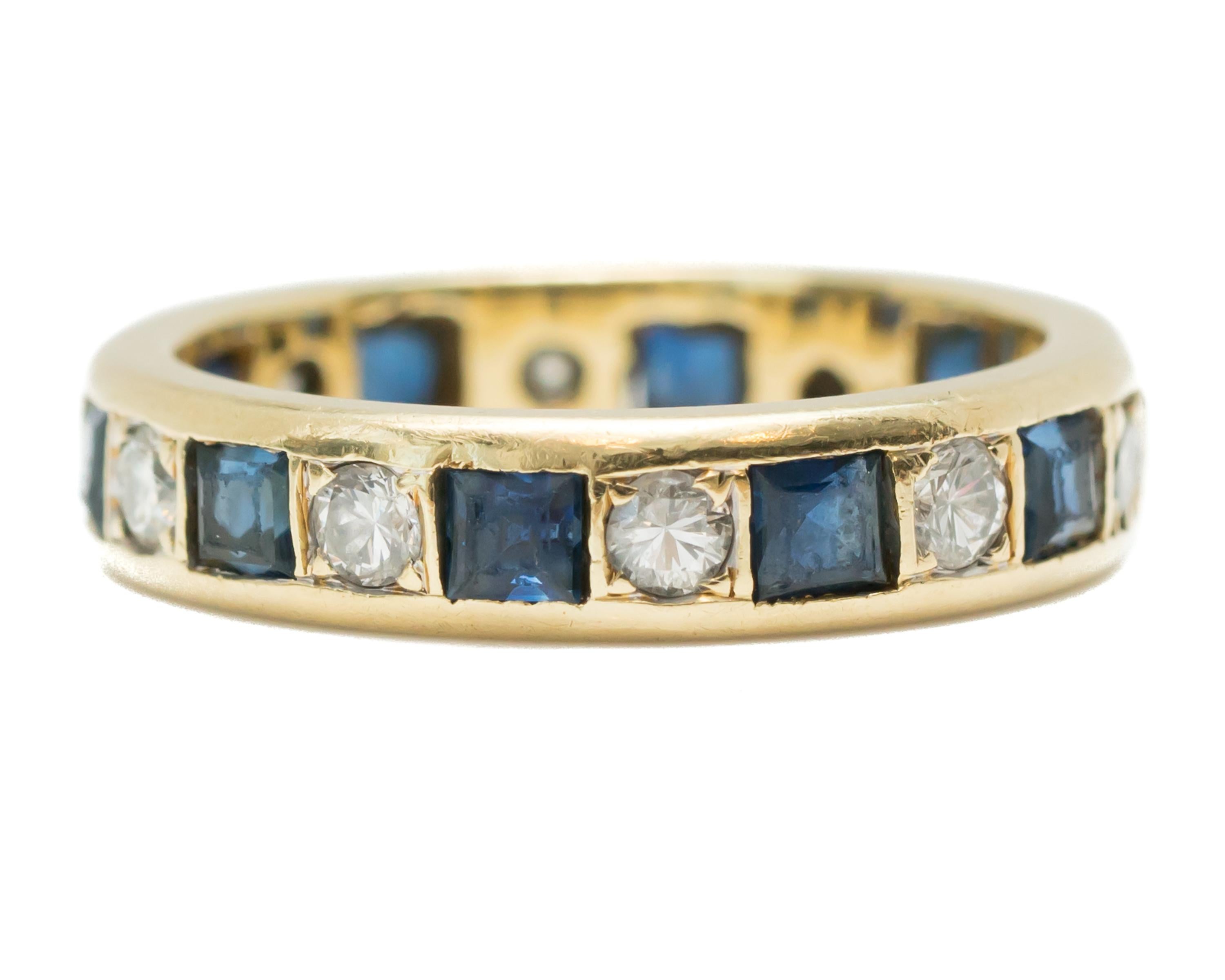 Bracelet éternel saphir rétro des années 1950 - Or jaune 14 carats, saphirs, diamants

Caractéristiques : 
0,25 carat total de saphirs bleus
0,25 carat de diamants au total
Or jaune 14 carats
Taille française, saphirs bleus sertis en chaton
Diamants