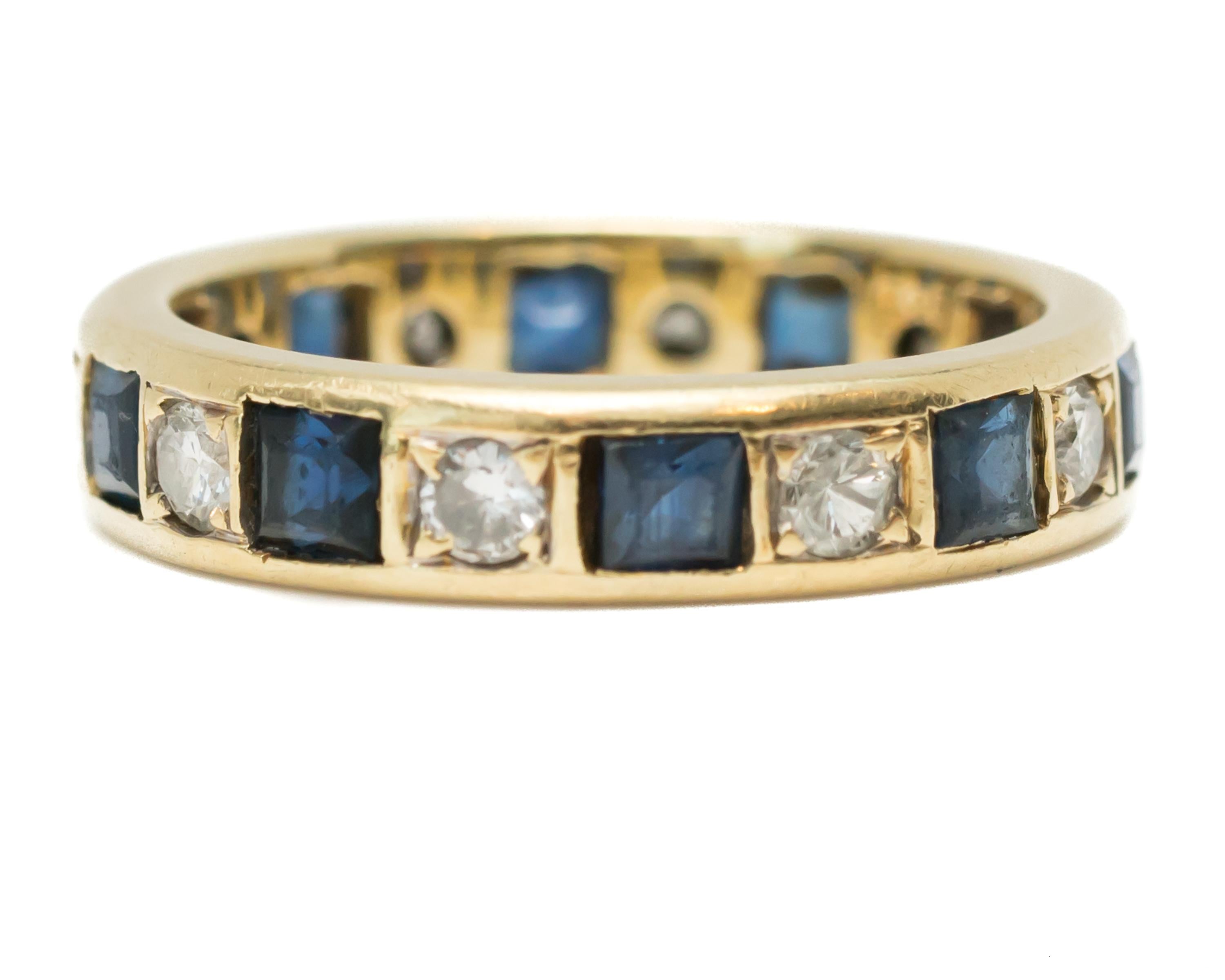 Rétro Anneau d'éternité en or jaune 14 carats, saphir et diamant des années 1950 en vente