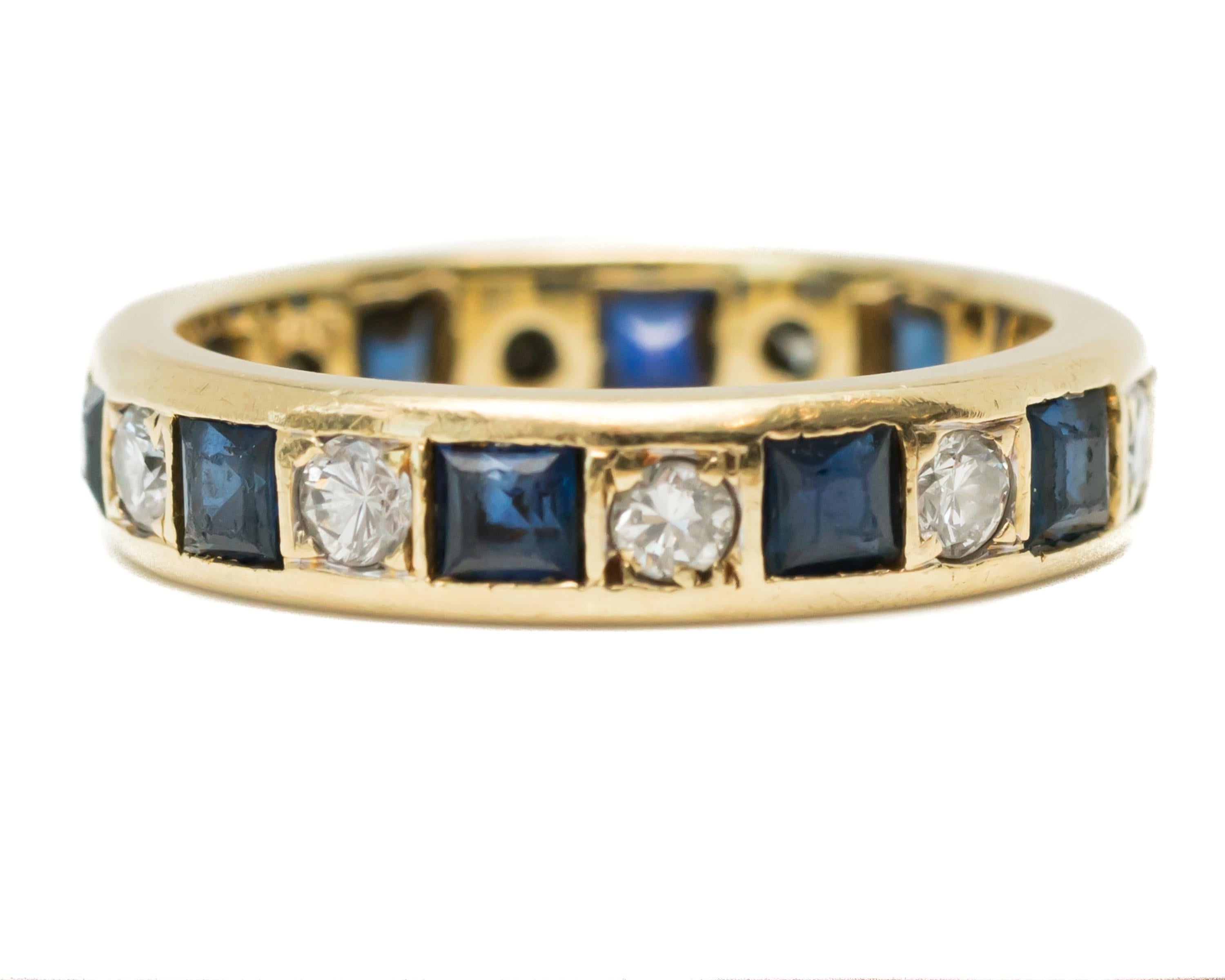 Taille française Anneau d'éternité en or jaune 14 carats, saphir et diamant des années 1950 en vente