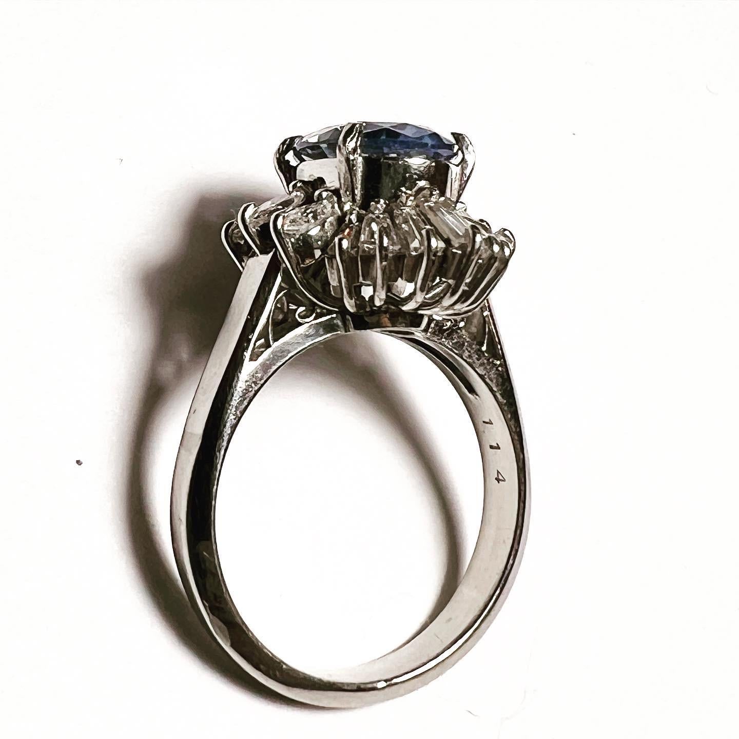 1950s, Sapphire and Diamonds Halo 900m Platinum Cluster Engagement Cocktail Ring In Good Condition In Pamplona, Navarra