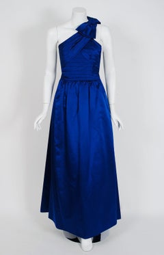 Abito da sera vintage anni '60 in raso blu zaffiro asimmetrico plissettato monospalla