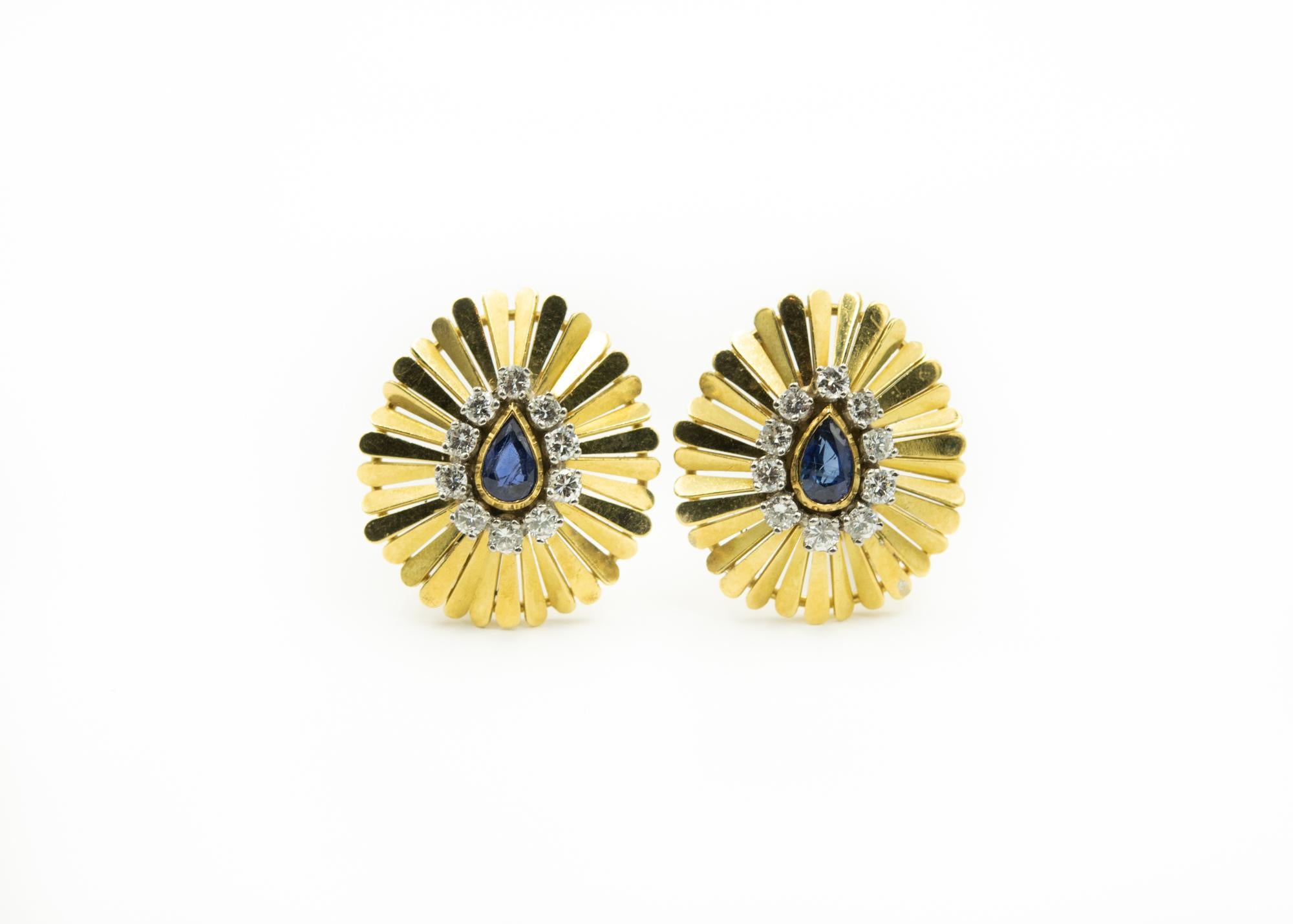 1950s Sapphire Diamond Ruffled Yellow Gold Clip Earrings and Cocktail Ring Set For Sale 3