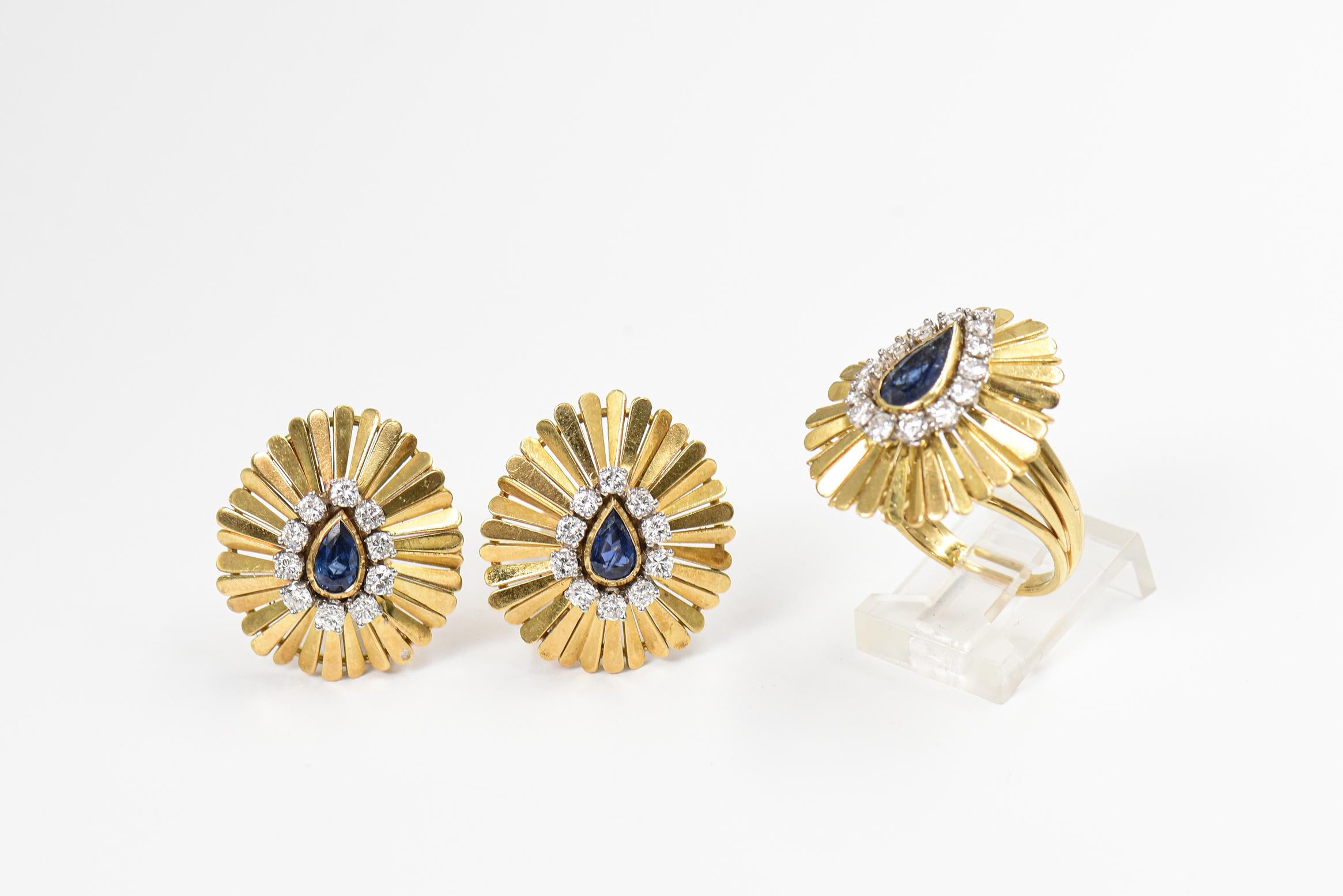 Taille poire 1950s Saphir Diamond Ruffled Yellow Gold Clip Earrings and Cocktail Ring Set en vente