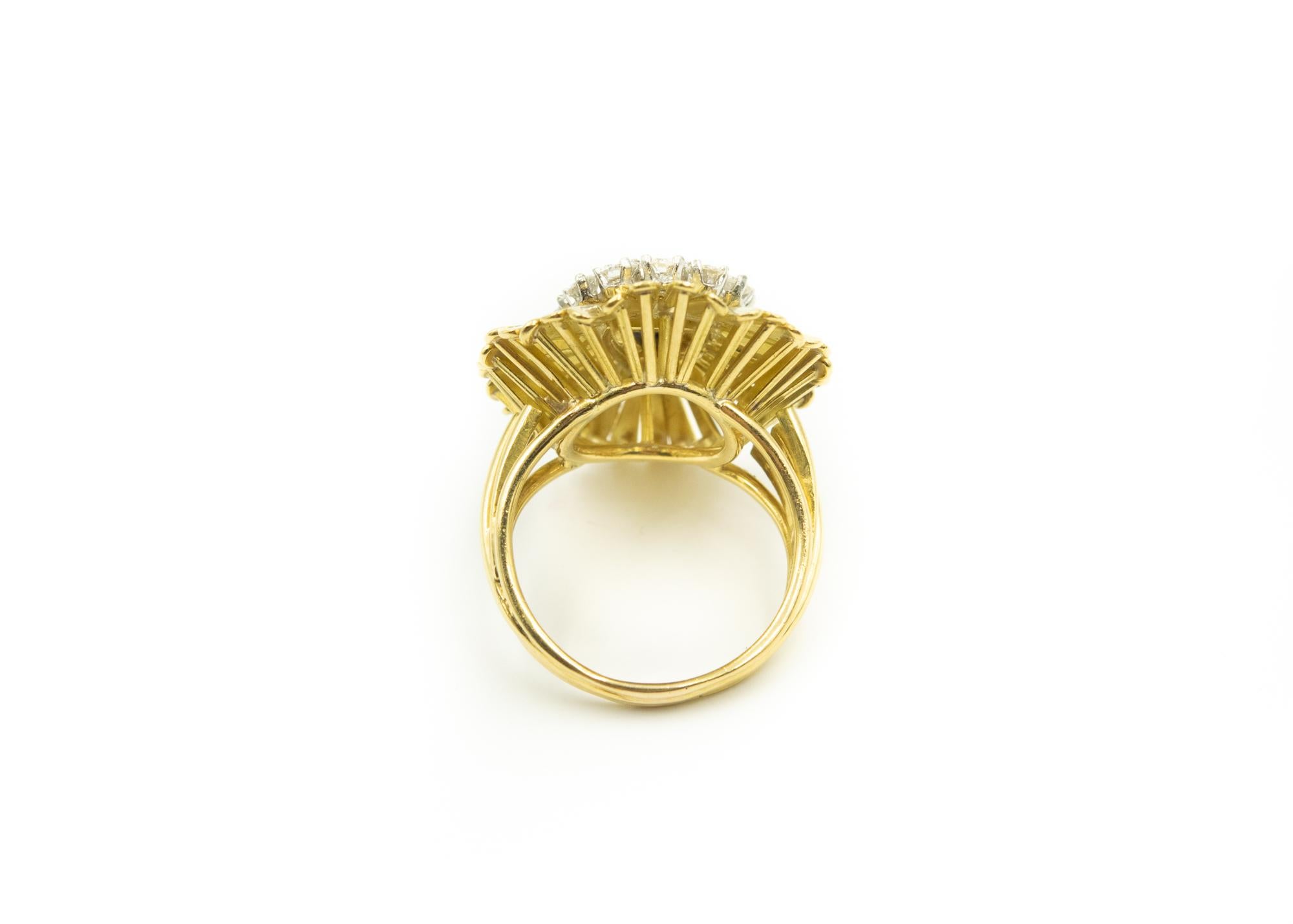 1950s Saphir Diamond Ruffled Yellow Gold Clip Earrings and Cocktail Ring Set en vente 4