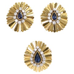 Set aus gerafften Gelbgold-Ohrclips und Cocktail-Ring, Saphir und Diamant, 1950er Jahre