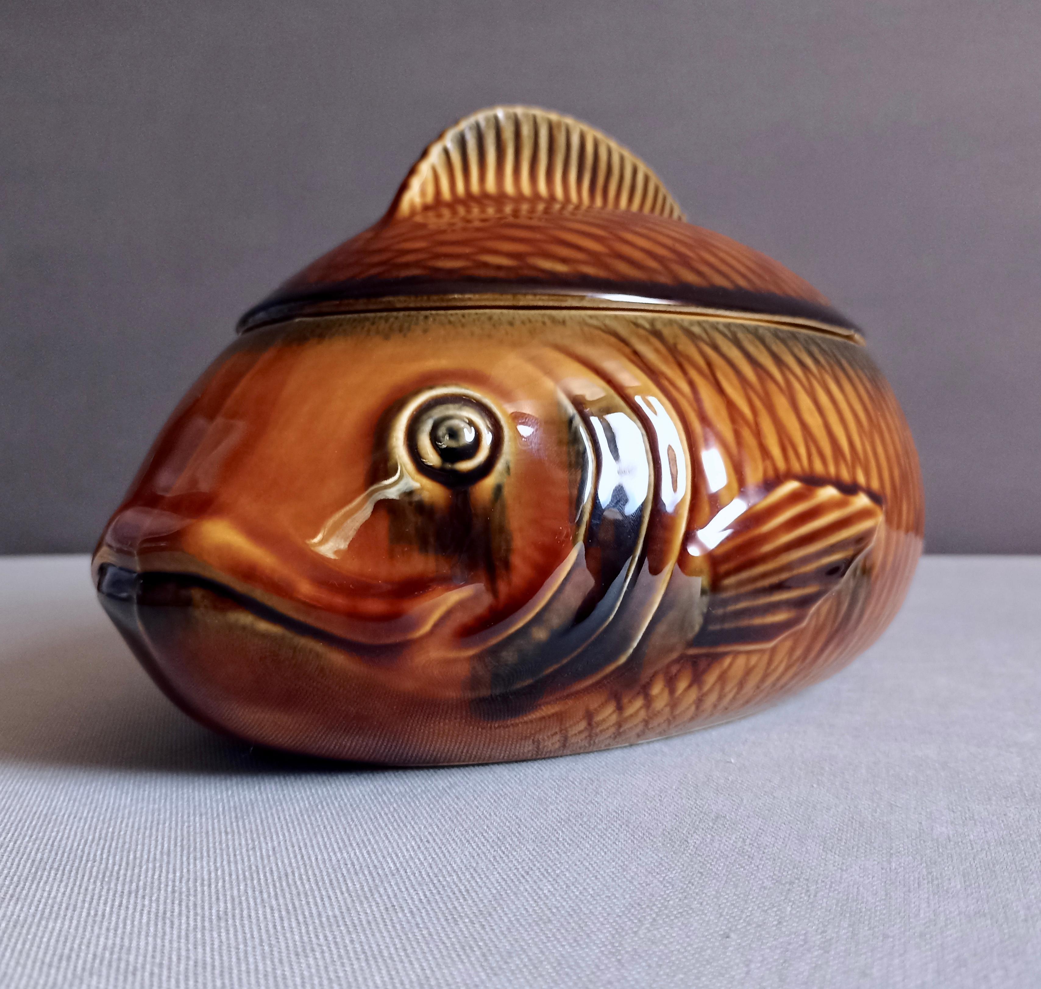 Sarreguemines Mid Century Set of Six Fish-Shaped Majolica Plates and Soup Tureen For Sale 1