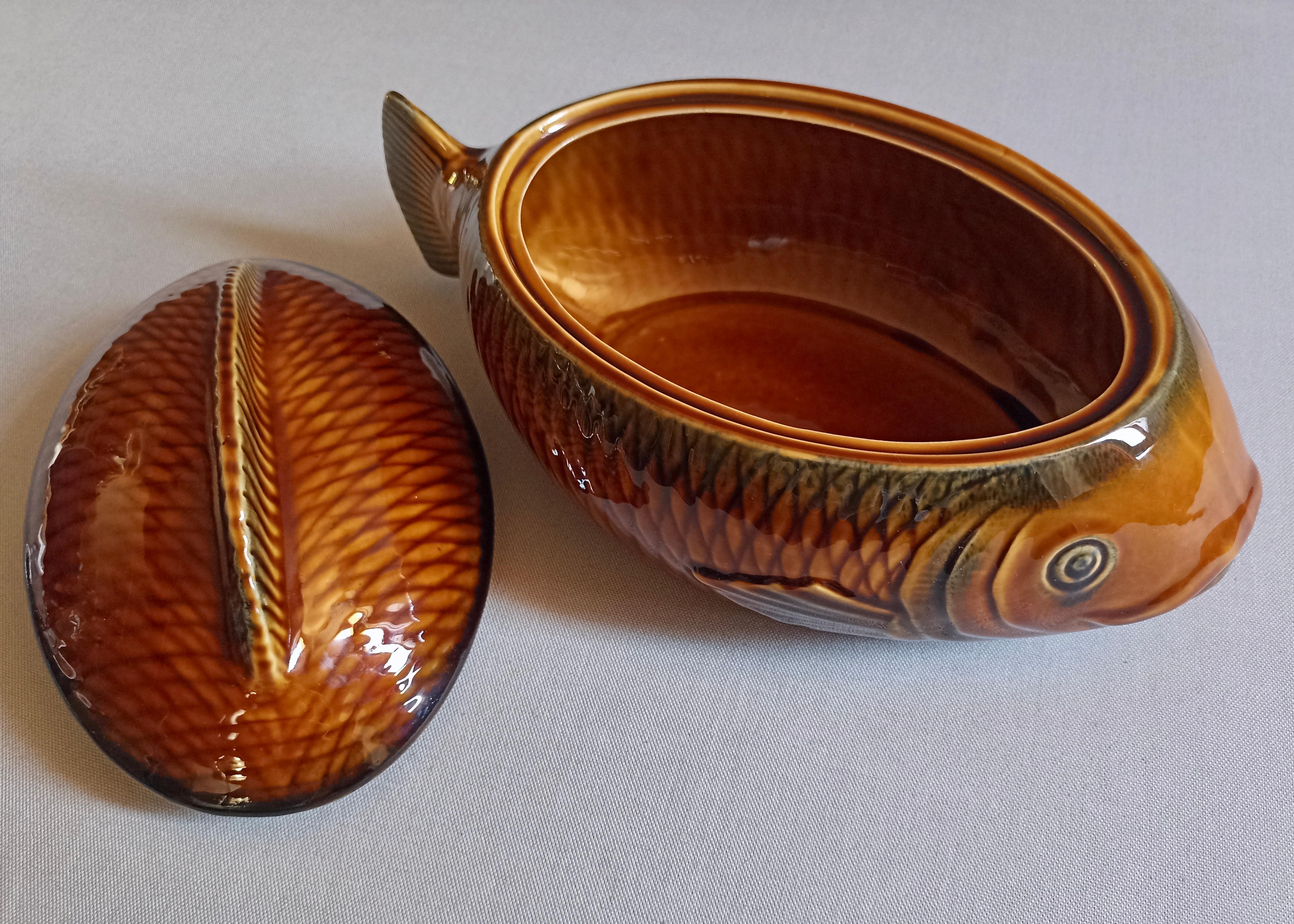 Sarreguemines Mid Century Set of Six Fish-Shaped Majolica Plates and Soup Tureen For Sale 2