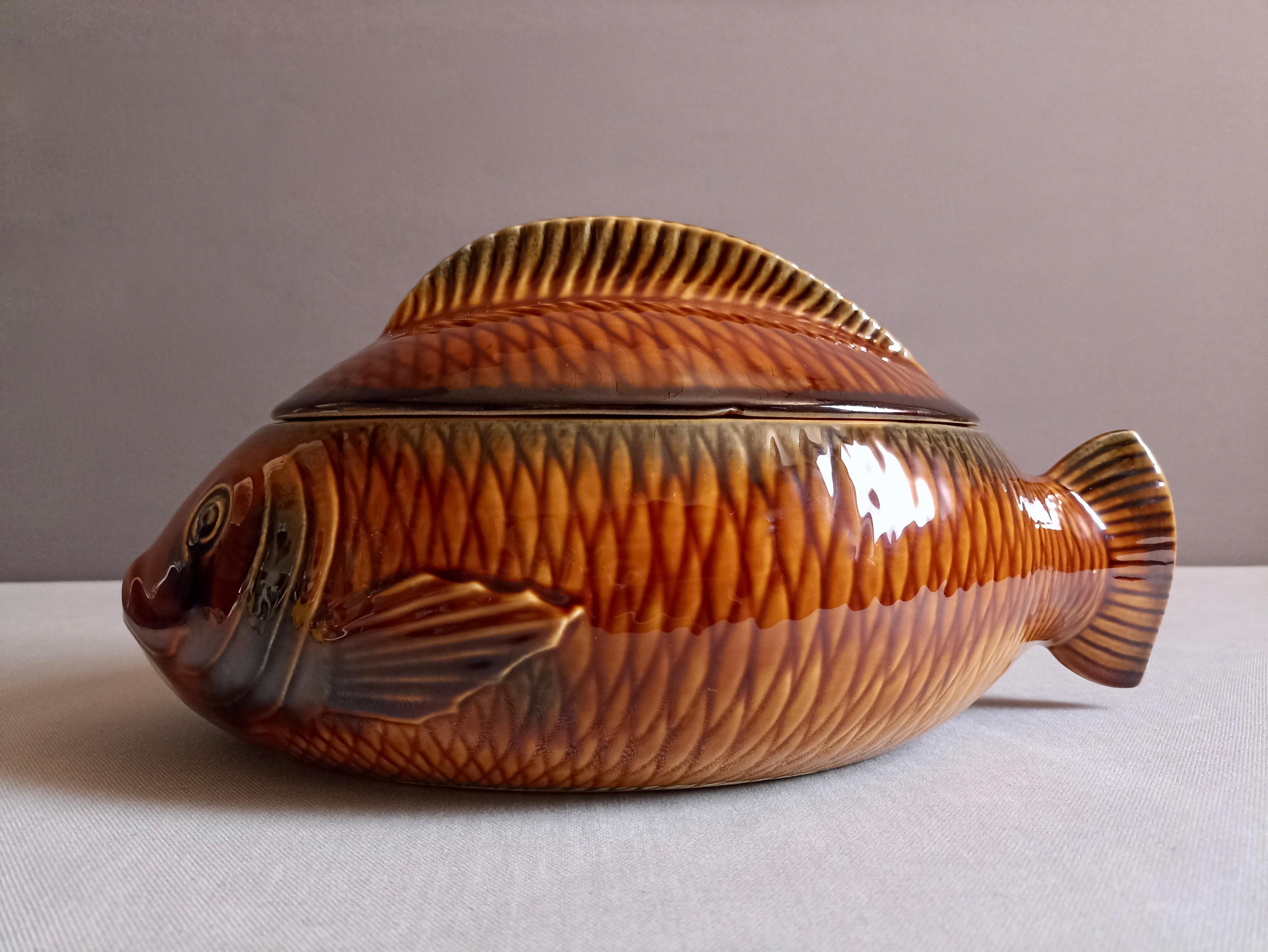 Sarreguemines Mid Century Set of Six Fish-Shaped Majolica Plates and Soup Tureen In Good Condition For Sale In Caprino Veronese, VR