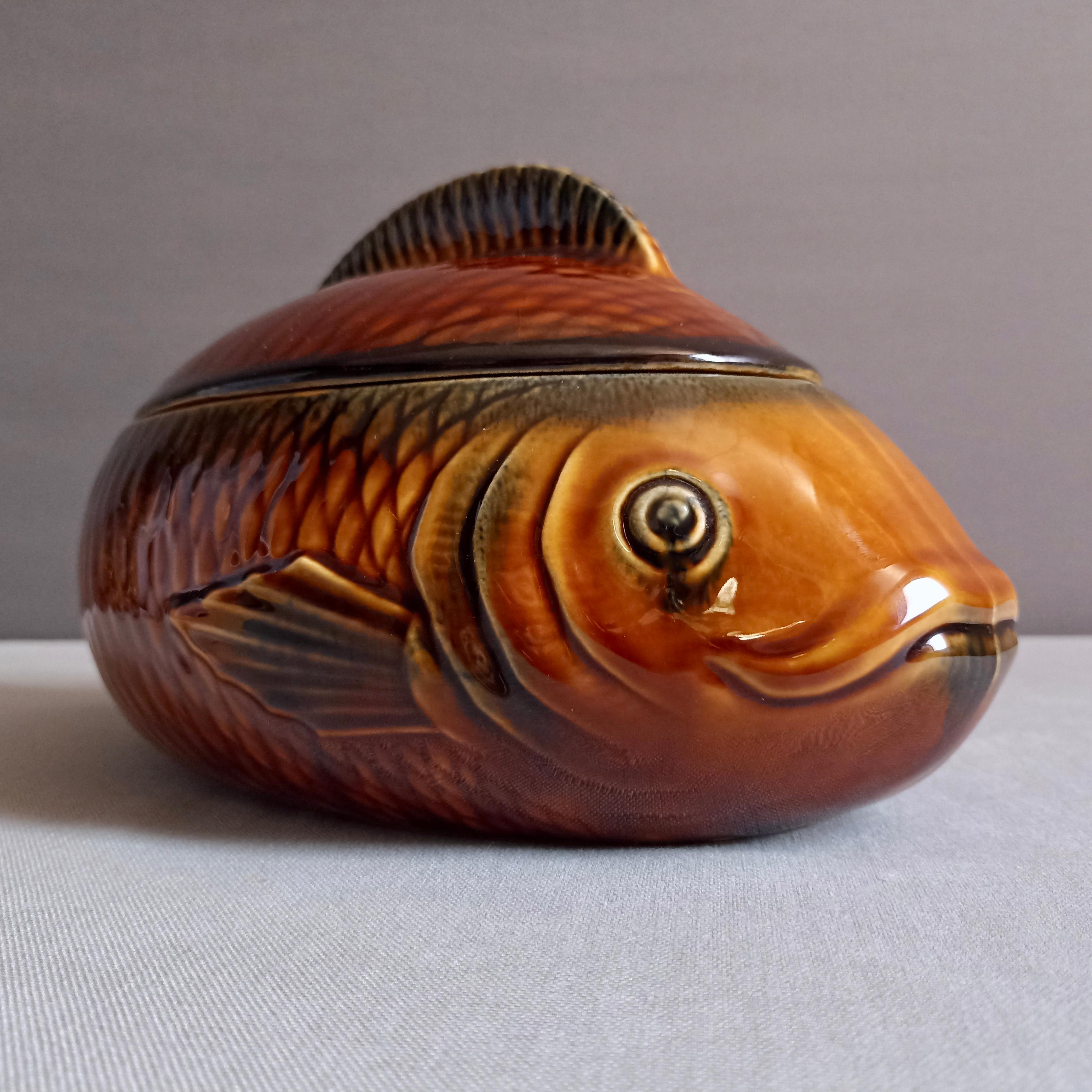 Mid-20th Century Sarreguemines Mid Century Set of Six Fish-Shaped Majolica Plates and Soup Tureen For Sale