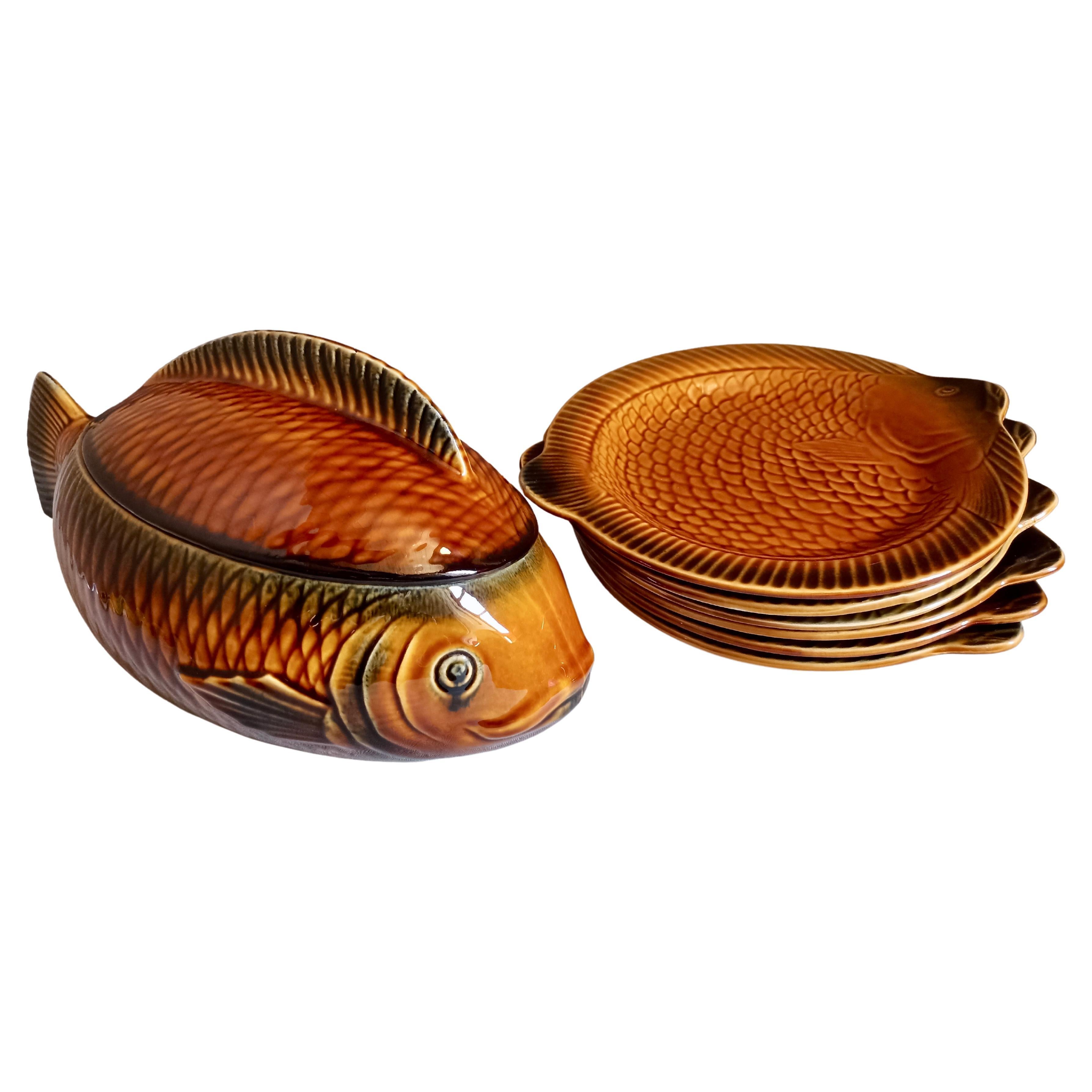 Sarreguemines-Set aus sechs Fischformen-Majolika-Tellern und Suppenterrinen aus der Mitte des Jahrhunderts im Angebot