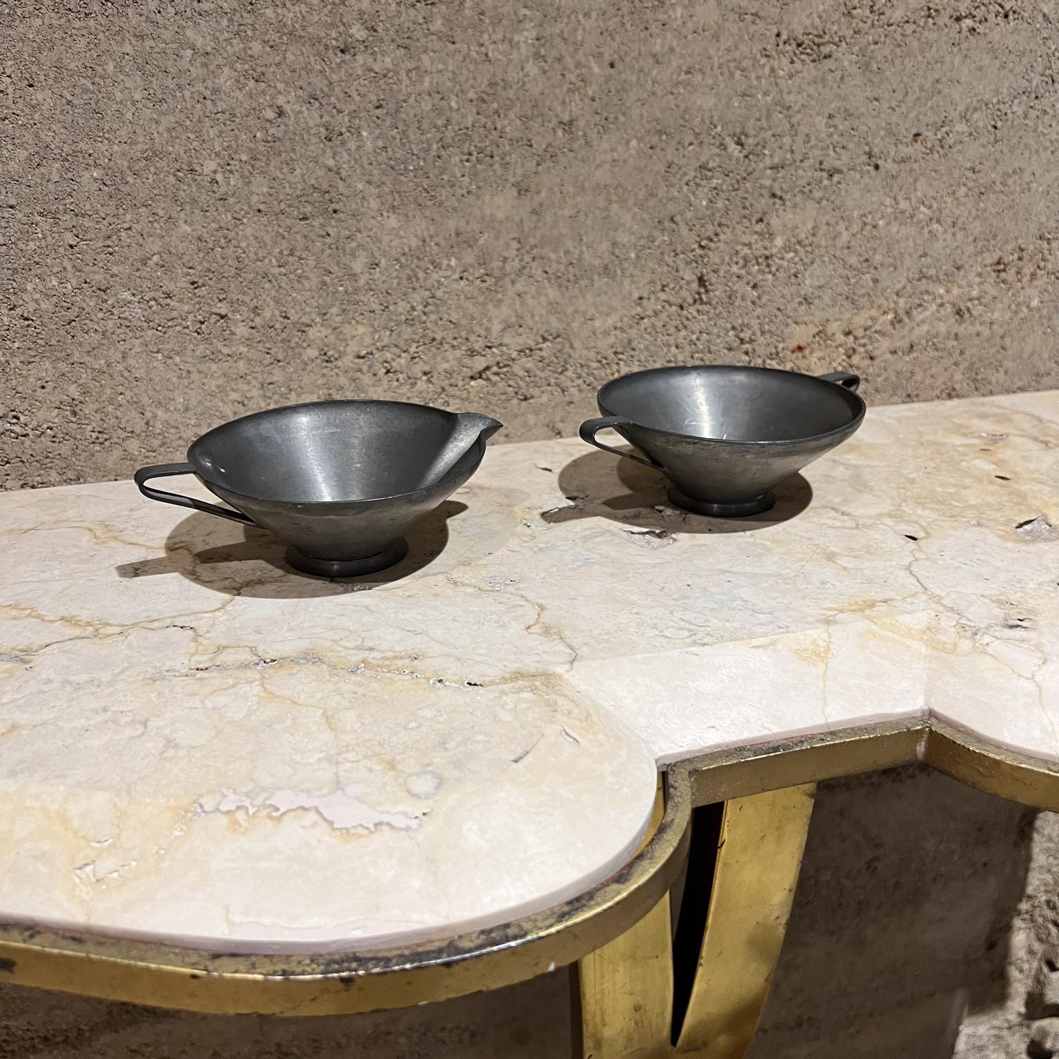 
1950er Savo Tinn Zinn Sahnekännchen Zucker Set Norwegen
Milchkännchen 1,75 h x 4 b x 5 t
Zucker 1,75 h x 5,25 b x 4
Gebraucht Original Vintage Zustand
Siehe die aufgeführten Bilder.
