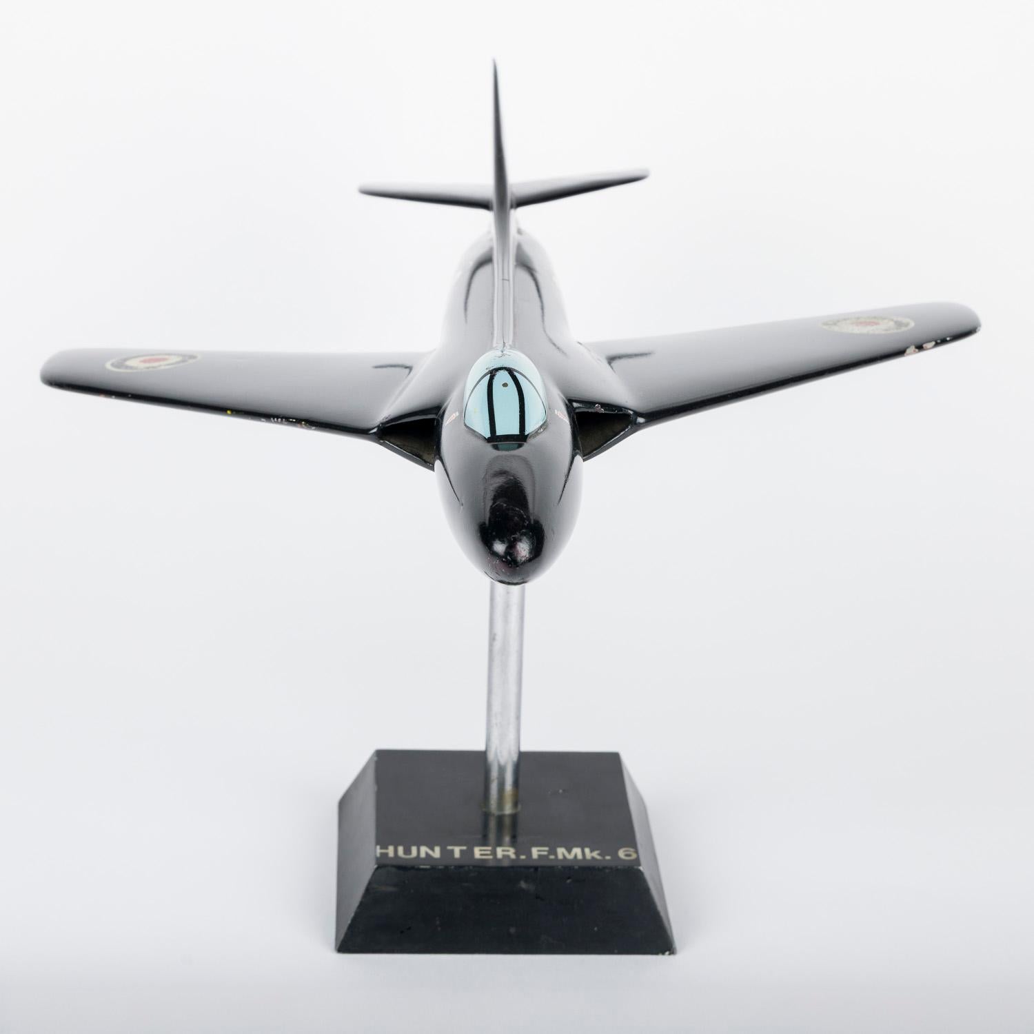 Modèle réduit d'un Hawker Hunter de la Royal Air Force datant des années 1950. en vente 7