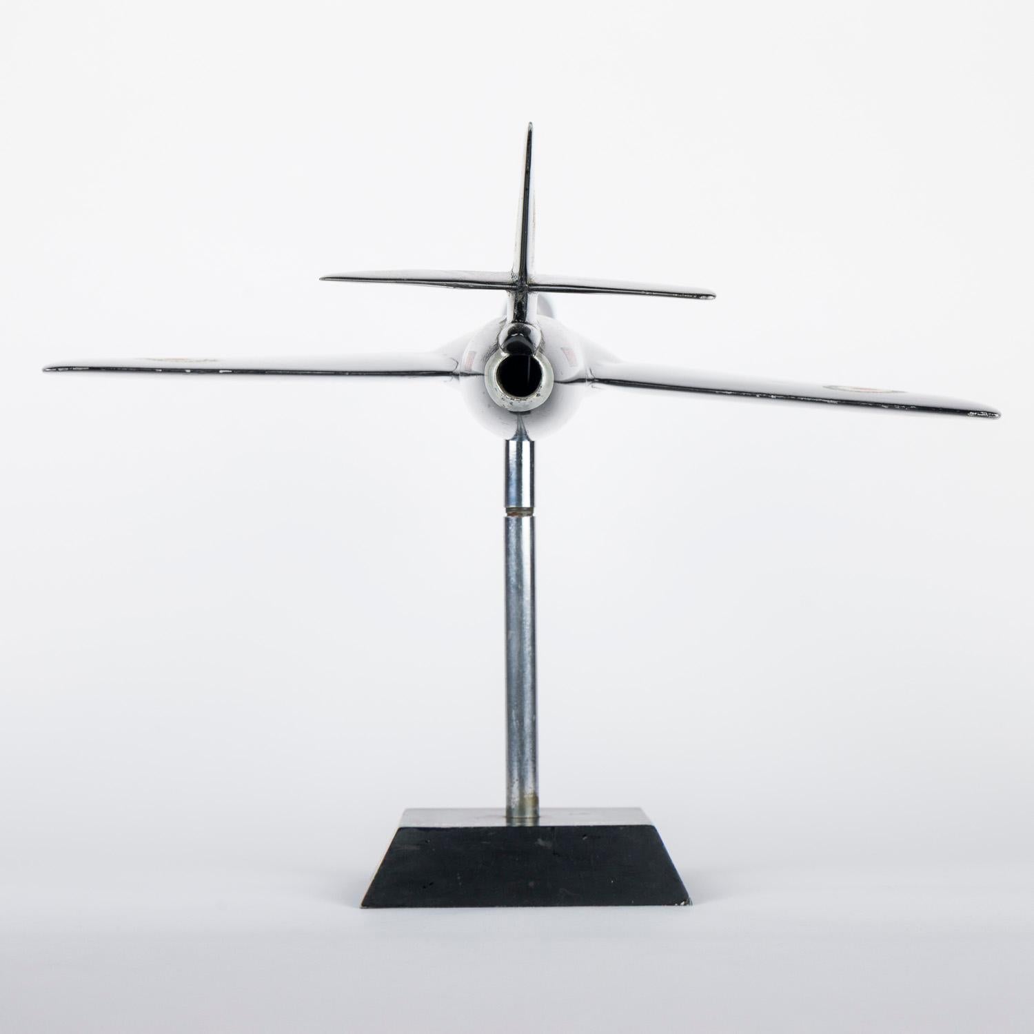 Modèle réduit d'un Hawker Hunter de la Royal Air Force datant des années 1950. en vente 8