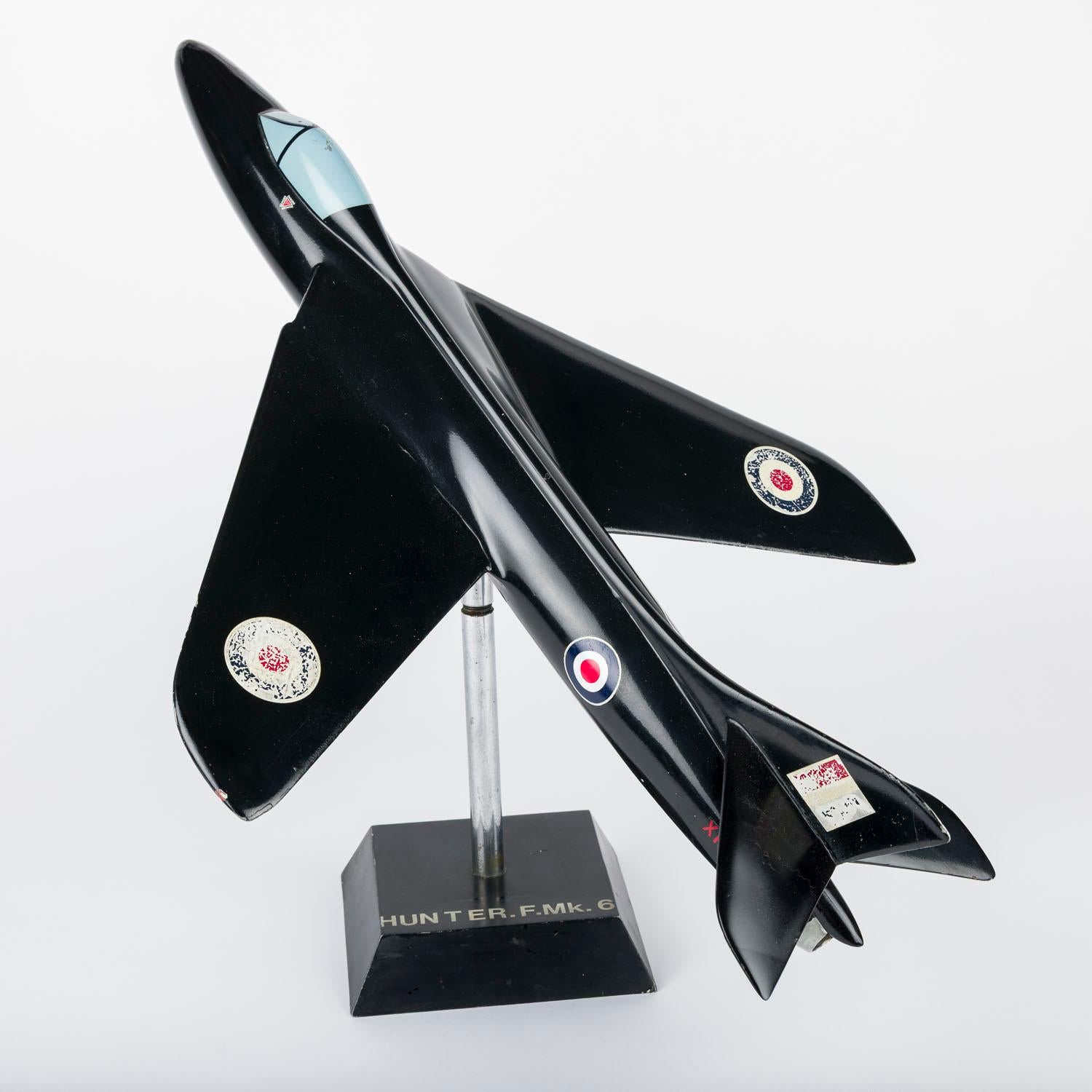 Modèle réduit d'un Hawker Hunter XF 418 de la Royal Air Force datant des années 1950.

Échelle 1/24.

Dans la livrée des Black Arrows de la RAF

Base marquée : HUNTER .F.Mk.6 (dessous : 52/NIV/128←)


Hawker Hunter XF 418 F6A : Construit par