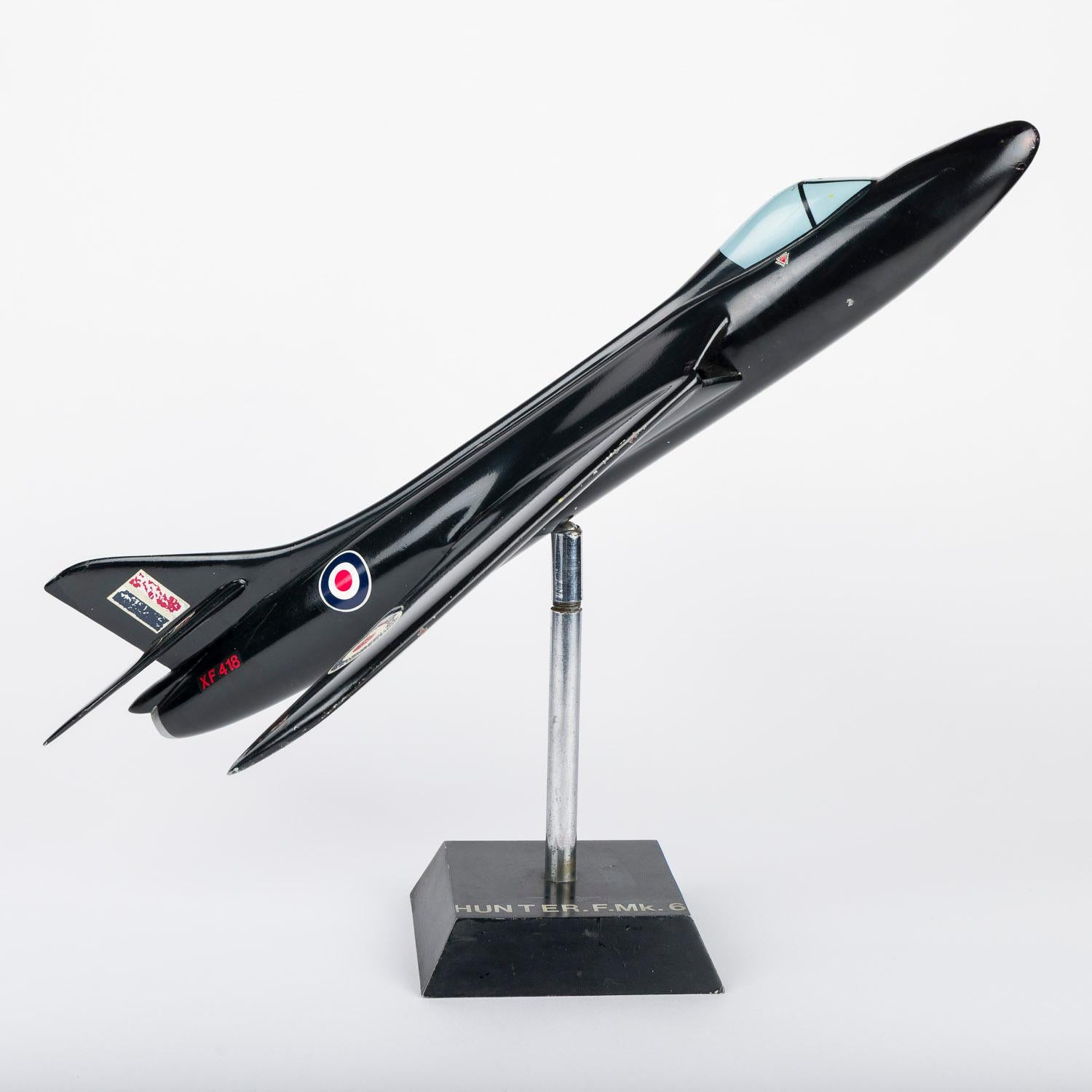 Peint Modèle réduit d'un Hawker Hunter de la Royal Air Force datant des années 1950. en vente