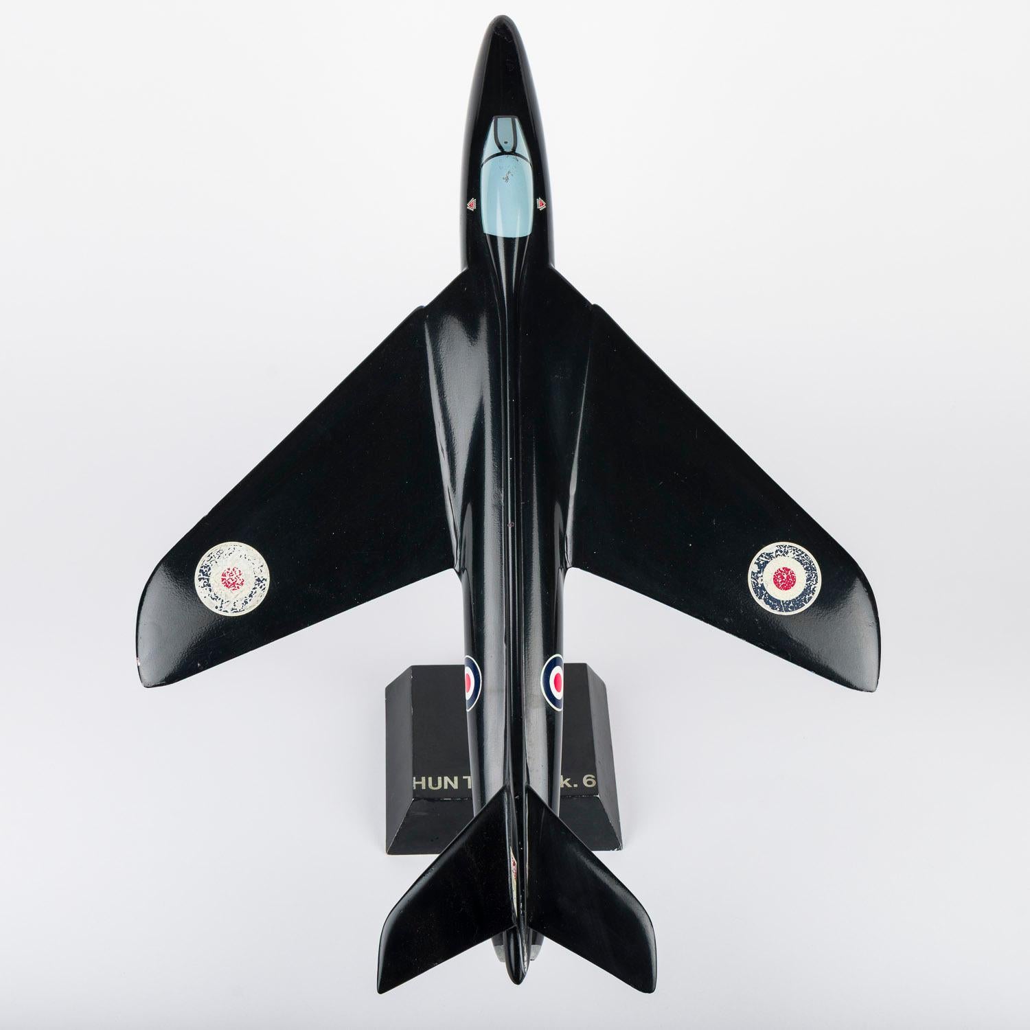 Modèle réduit d'un Hawker Hunter de la Royal Air Force datant des années 1950. Bon état - En vente à London, GB