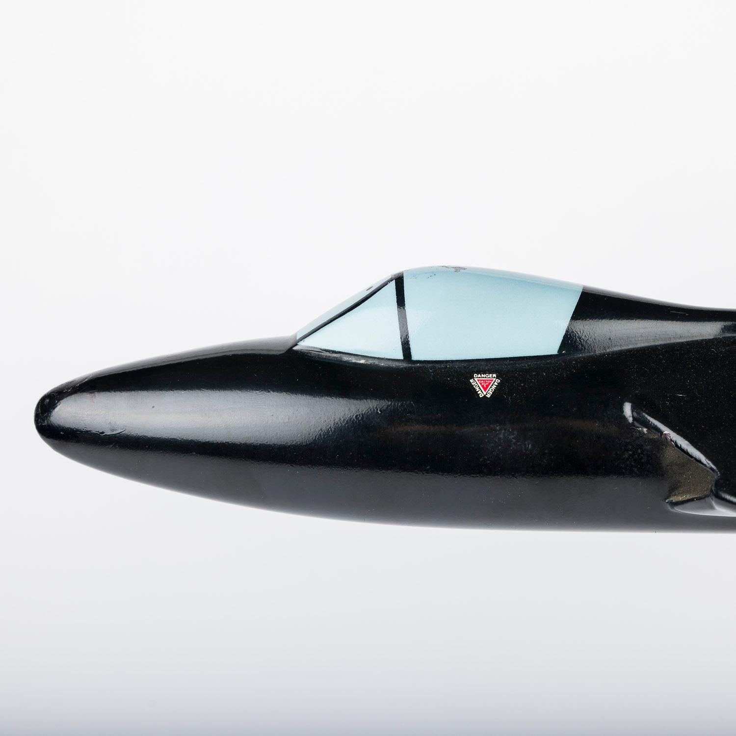 Modèle réduit d'un Hawker Hunter de la Royal Air Force datant des années 1950. en vente 1