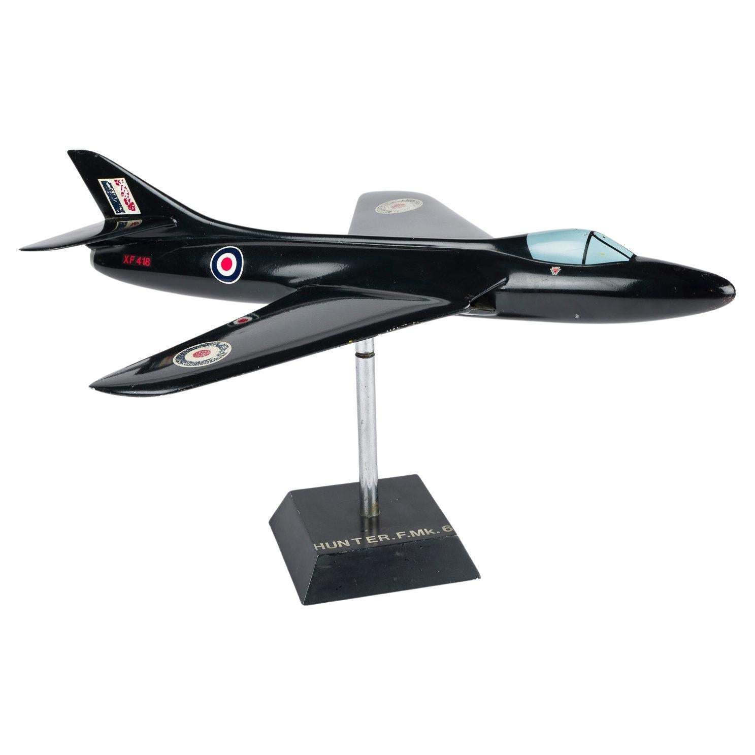 Modèle réduit d'un Hawker Hunter de la Royal Air Force datant des années 1950. en vente