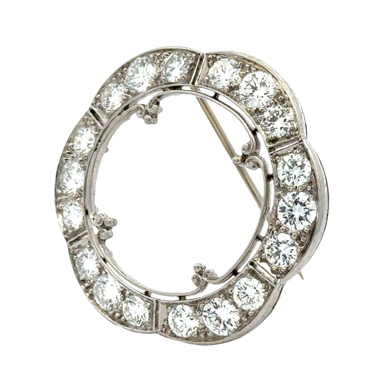 Art déco Broche circulaire en platine à diamants ronds et brillants festonnés des années 1950 en vente