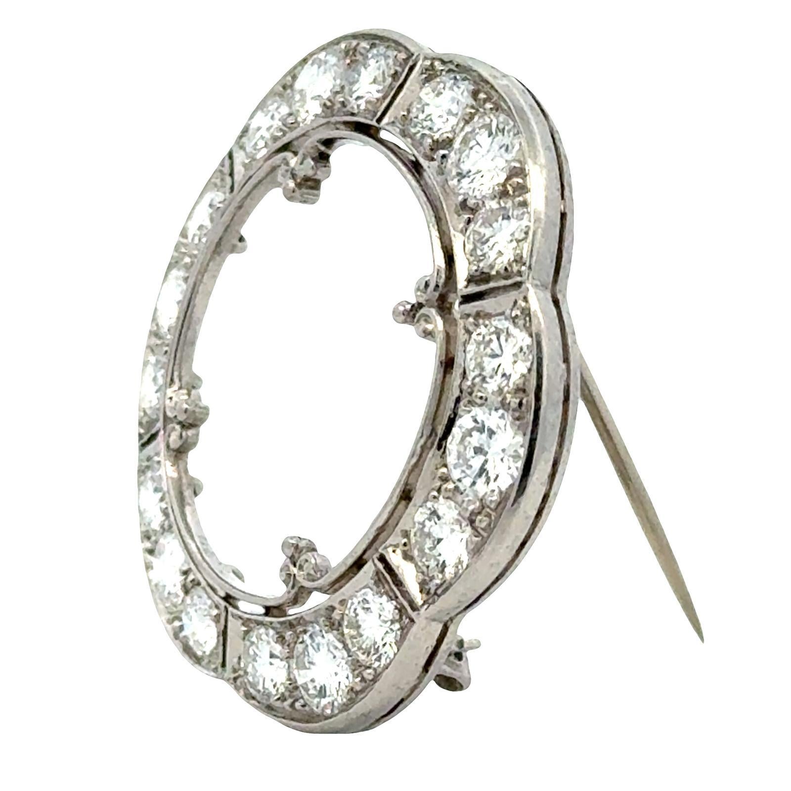 Taille brillant Broche circulaire en platine à diamants ronds et brillants festonnés des années 1950 en vente