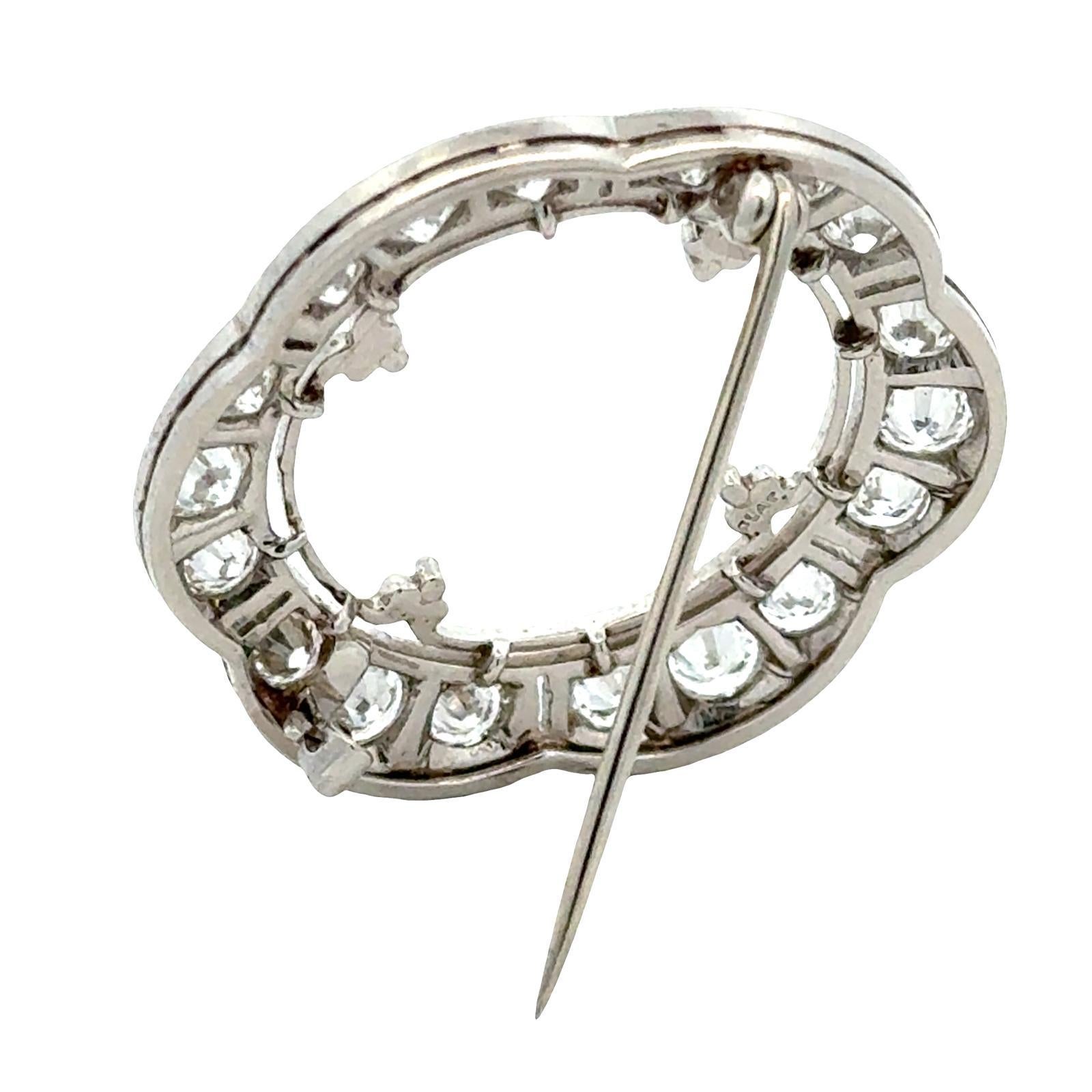Broche circulaire en platine à diamants ronds et brillants festonnés des années 1950 Excellent état - En vente à Boca Raton, FL