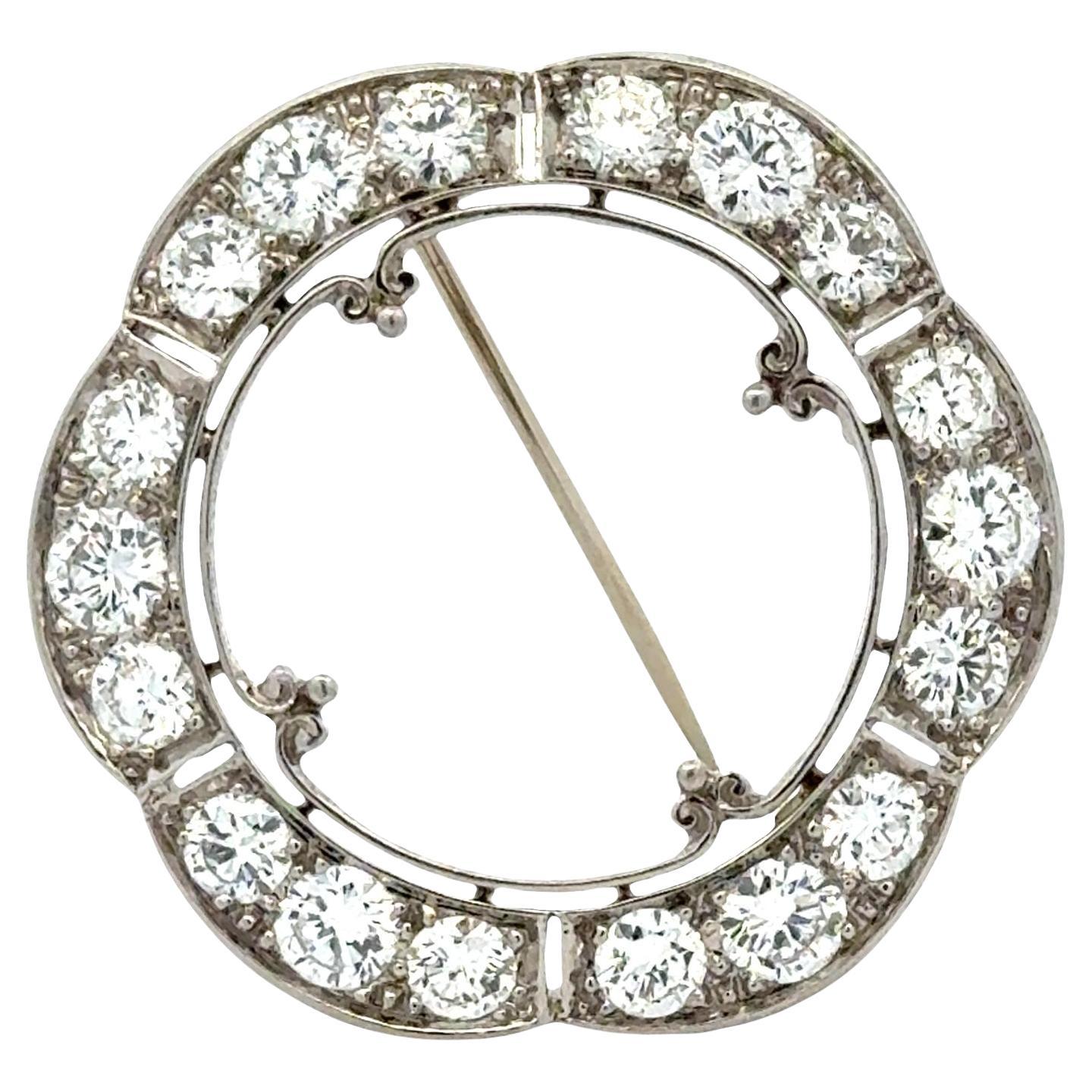 Broche circulaire en platine à diamants ronds et brillants festonnés des années 1950 en vente
