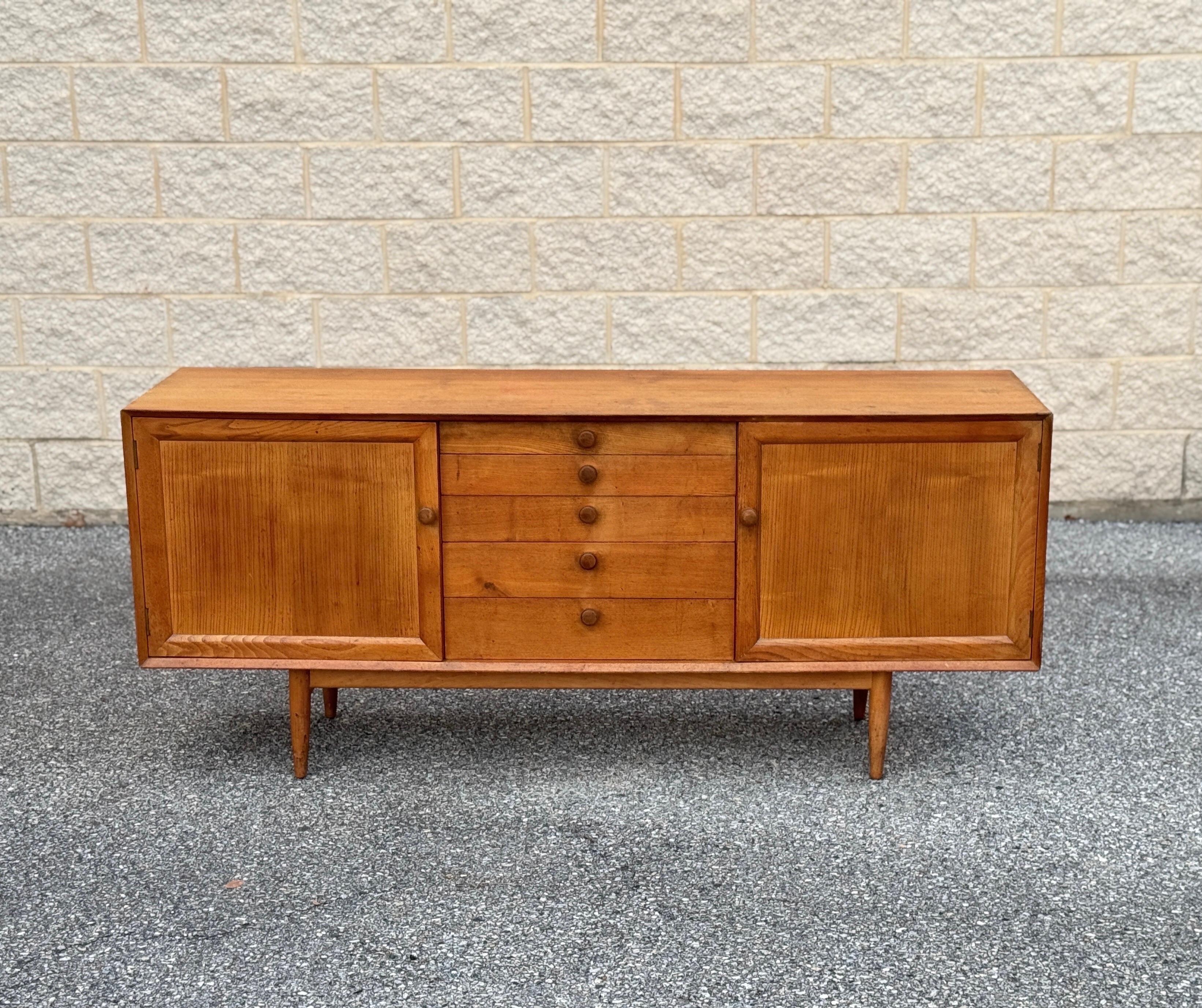 Ein wunderschönes Sideboard von Scandart aus der Mitte des Jahrhunderts mit goldenem Ulmenholz, fünf zentralen Schubladen und zwei Schränken. Skandinavisch inspiriertes Design und britische Handwerkskunst werden perfekt miteinander kombiniert.