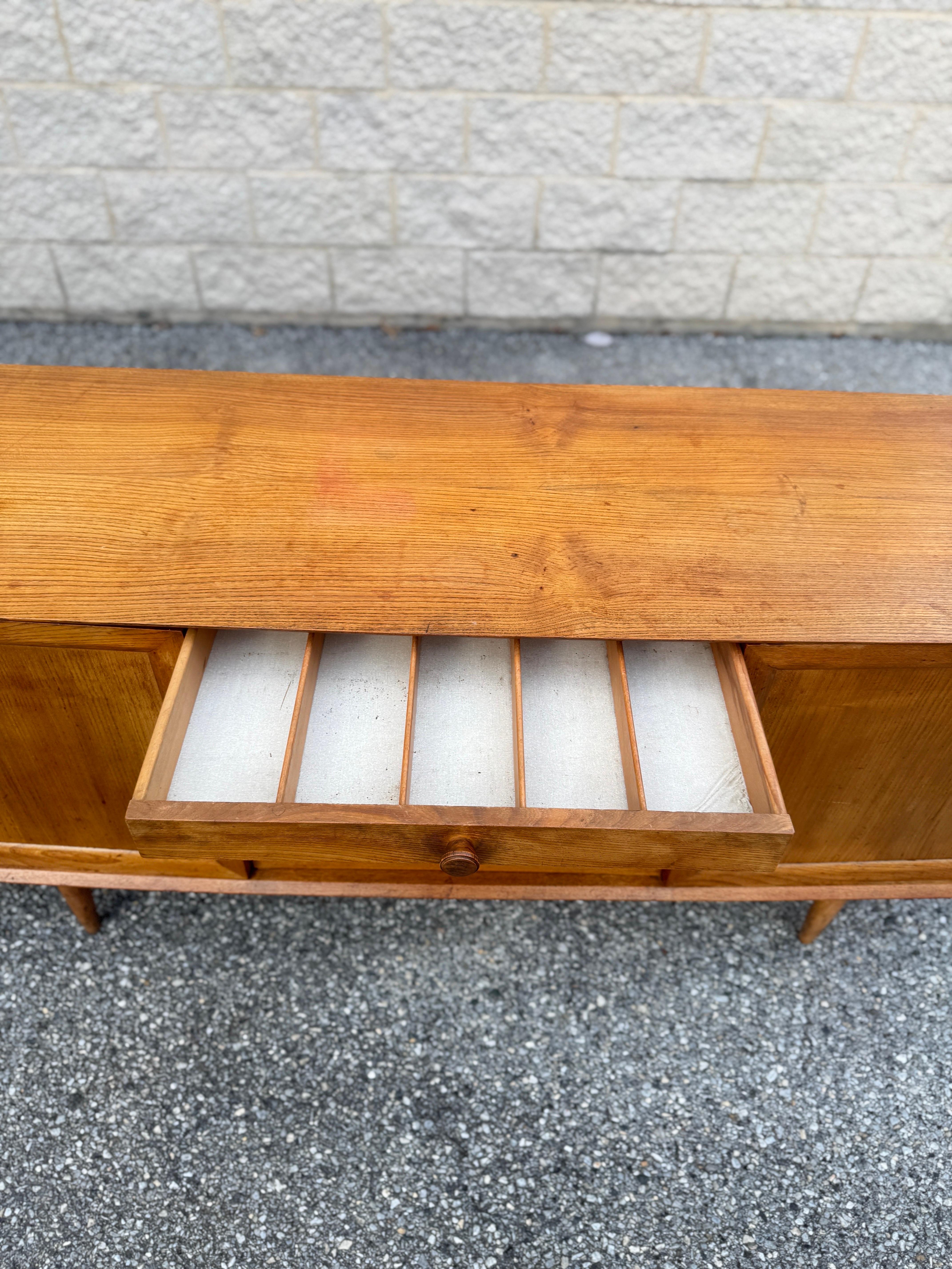 1950er Scandart Goldene Ulme Anrichte (Moderne der Mitte des Jahrhunderts) im Angebot
