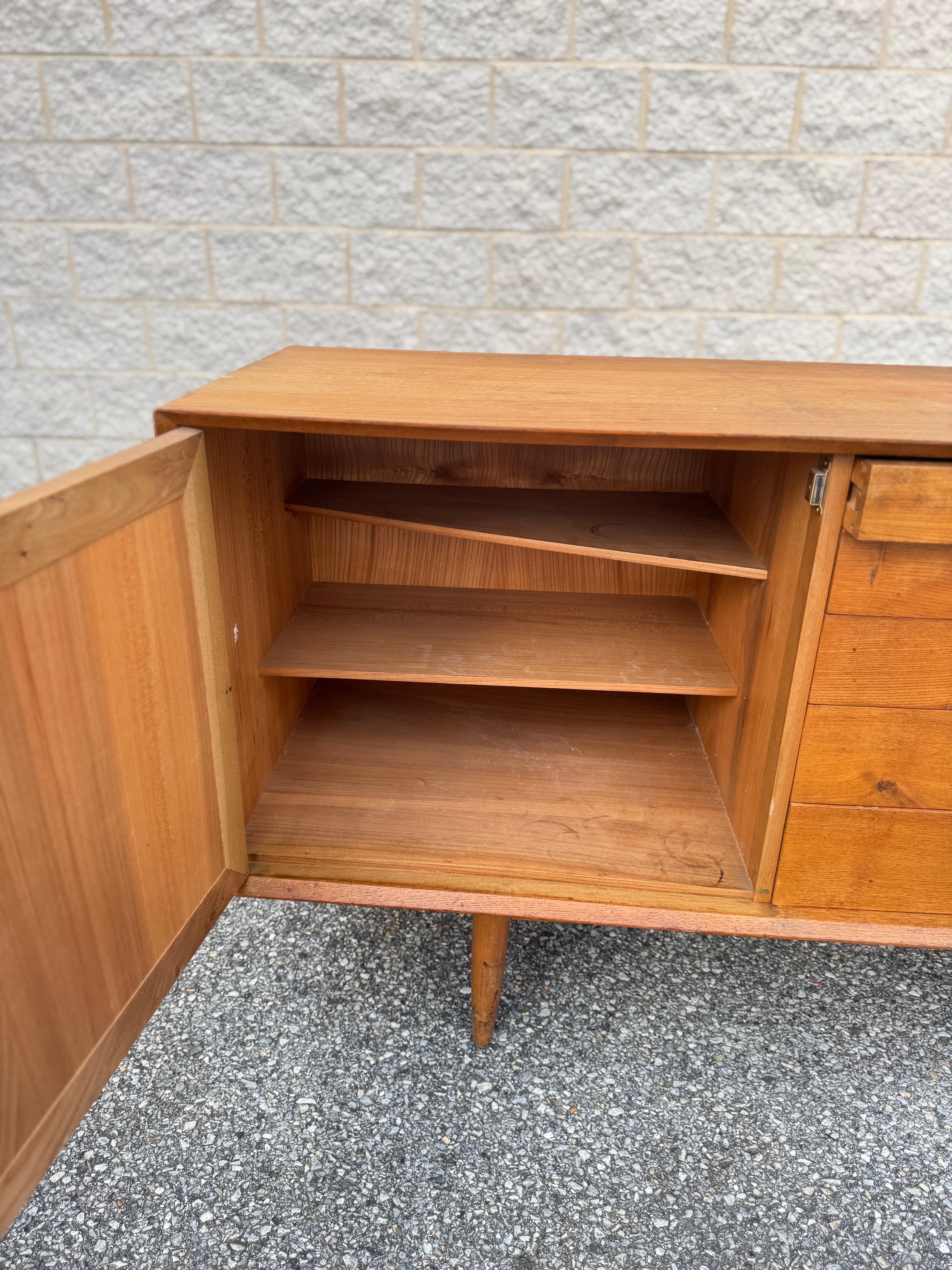 1950er Scandart Goldene Ulme Anrichte im Zustand „Gut“ im Angebot in Elkton, MD