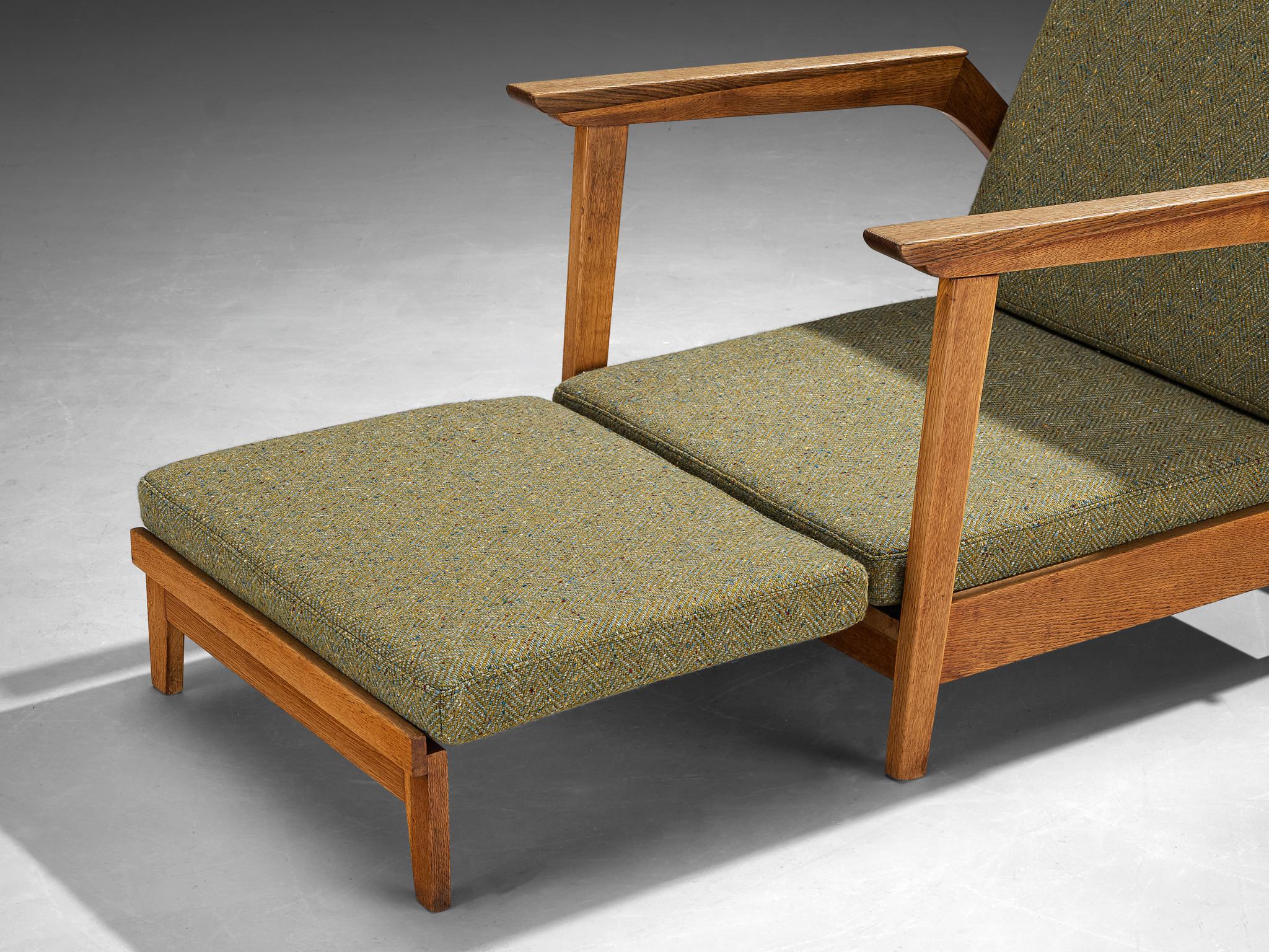 1950s Scandinavian Adjustable Chaise Longue in Solid Oak and Green Wool For Sale 1
