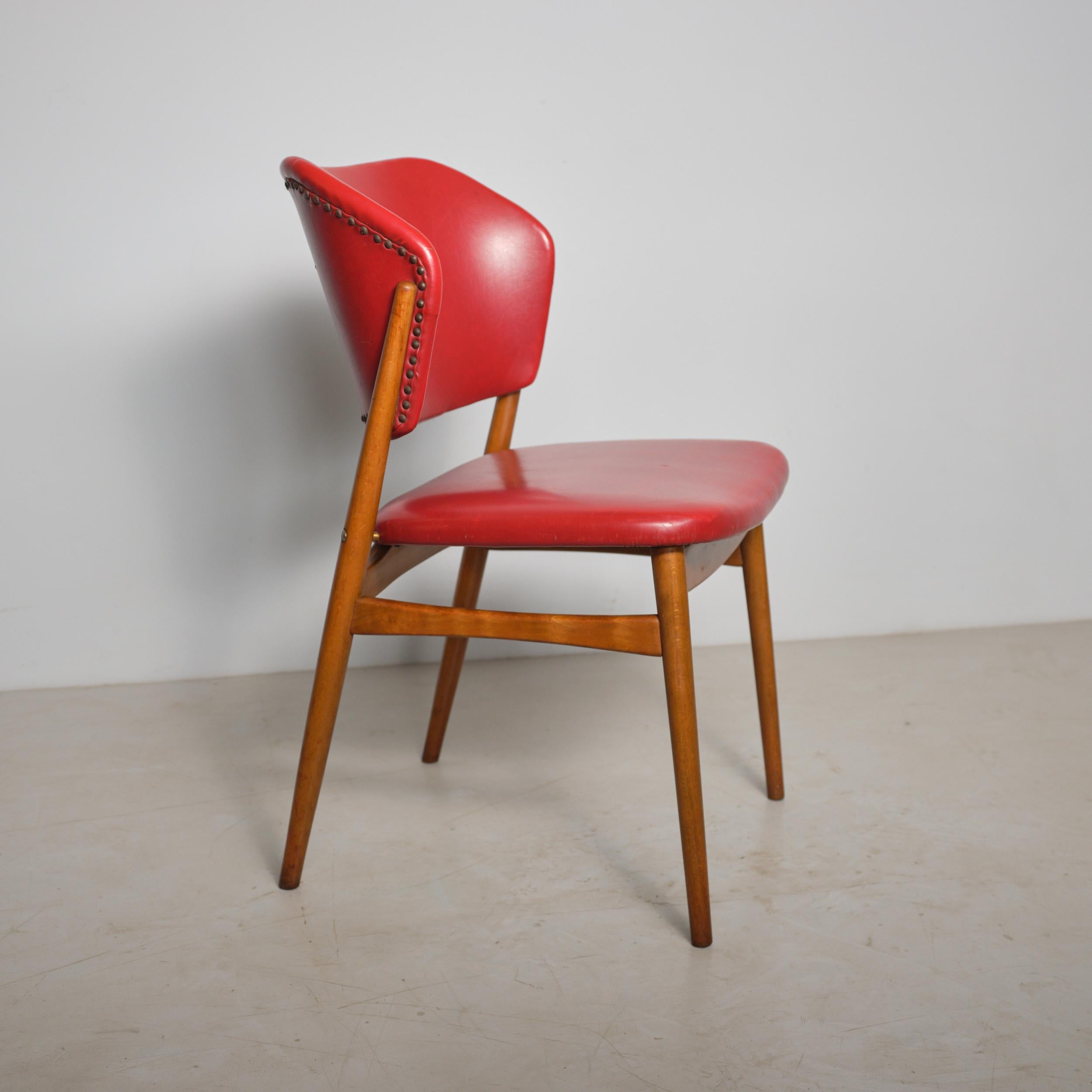 Silla individual fabricada en el norte de Europa durante la década de 1950. El armazón es de haya maciza con su acabado original transparente; las patas son cónicas y ligeramente oblicuas, unidas por una camilla frontal curvada. El asiento y el