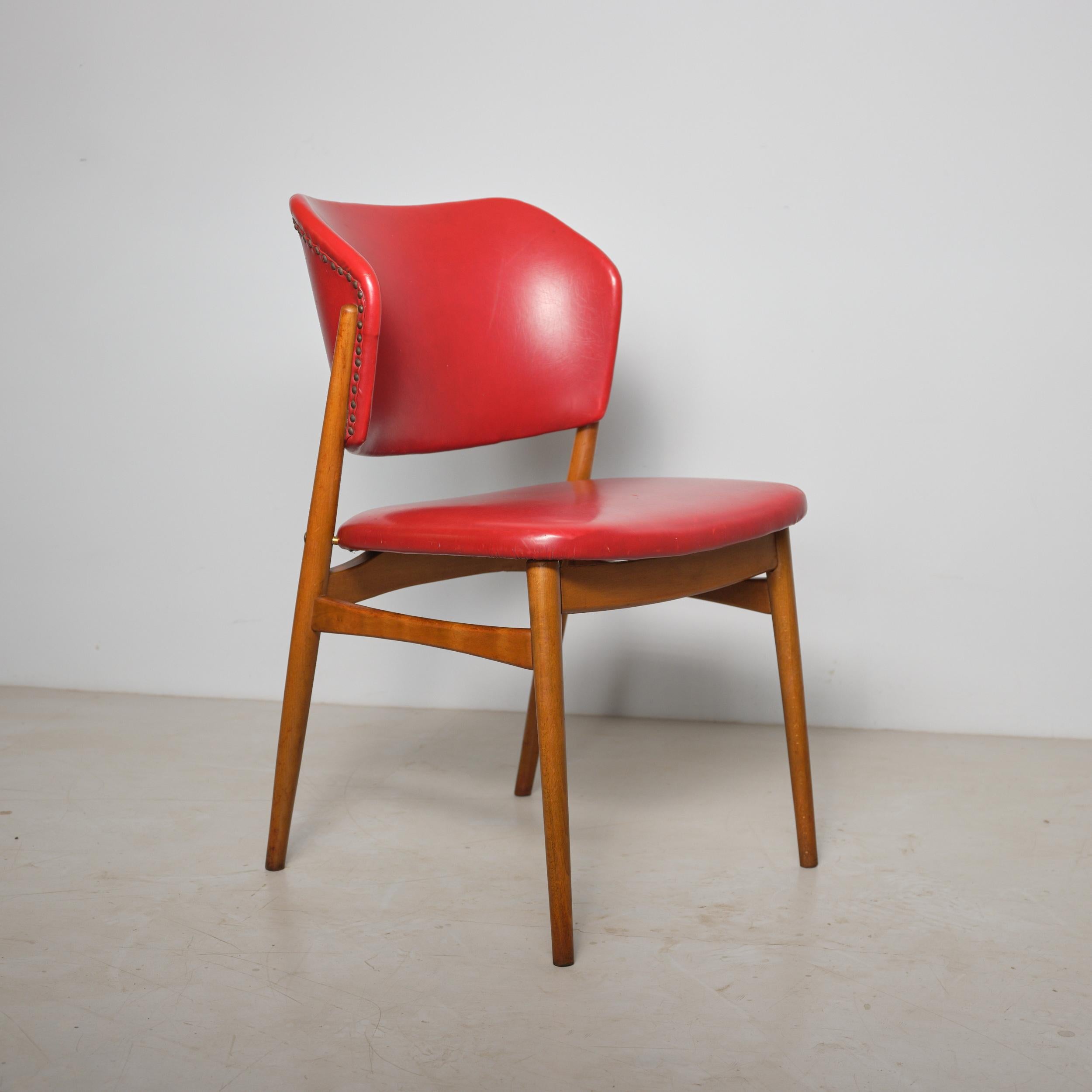 Silla escandinava de haya de los años 50 con tapicería de skai rojo Moderno de mediados de siglo en venta