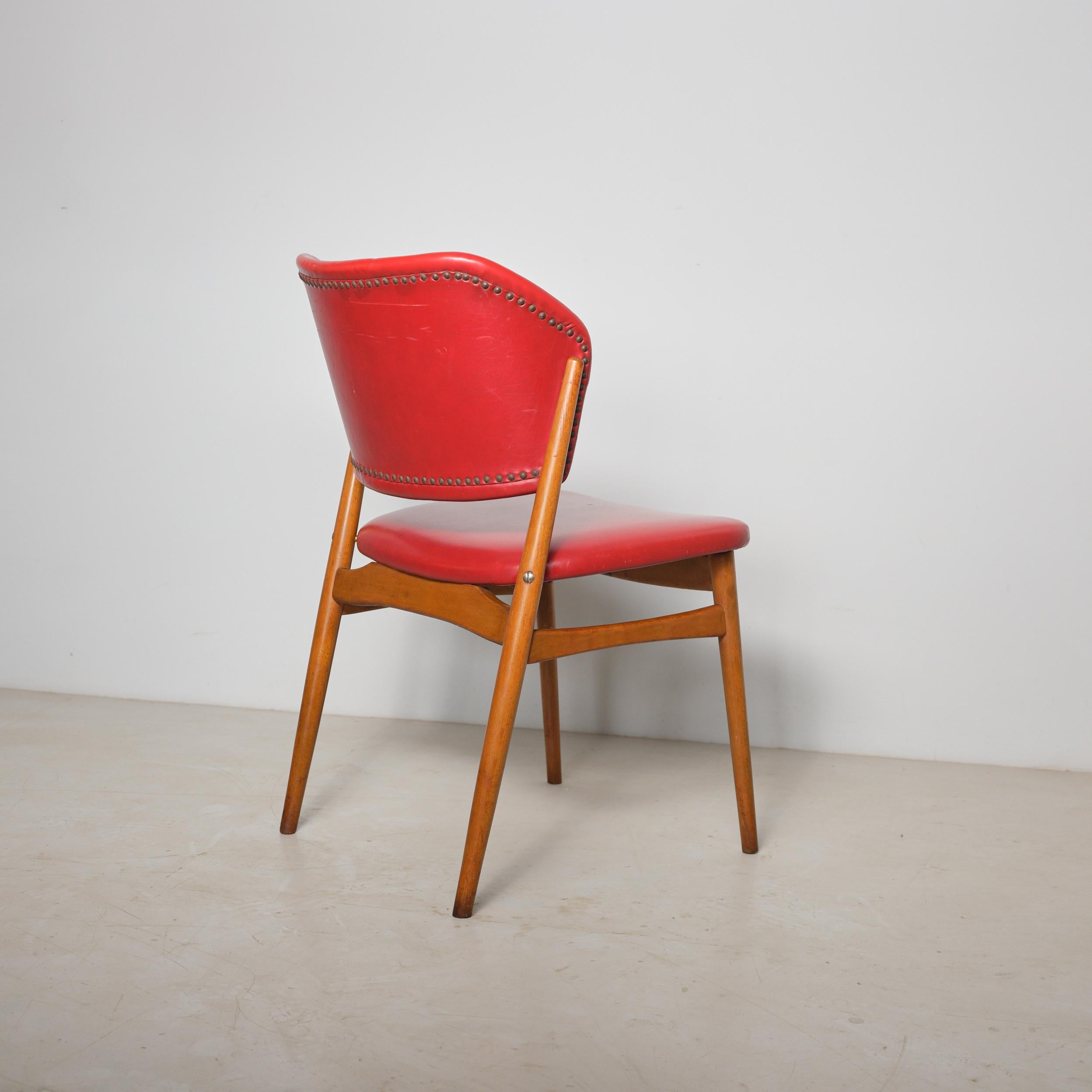 Silla escandinava de haya de los años 50 con tapicería de skai rojo Italiano en venta