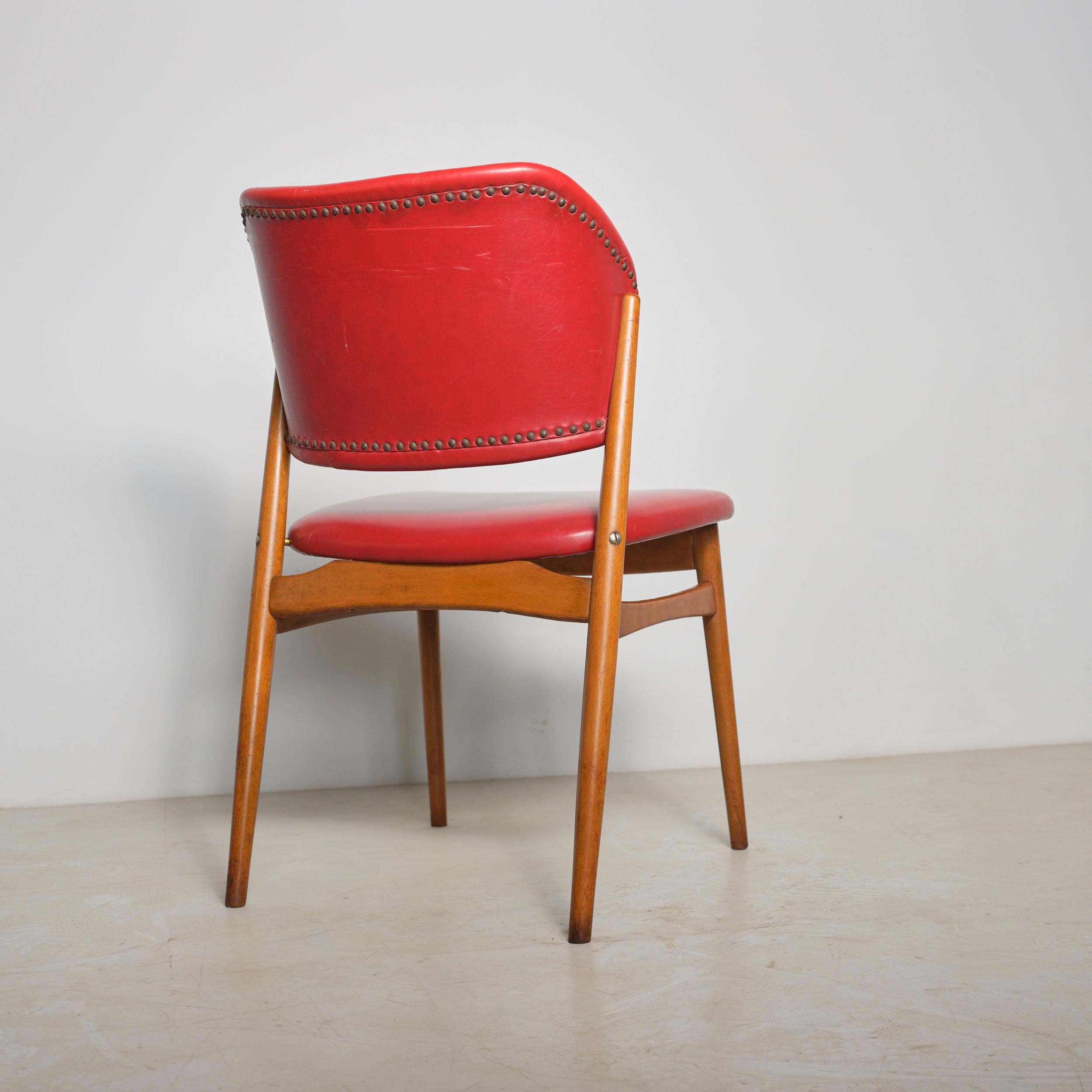 Silla escandinava de haya de los años 50 con tapicería de skai rojo en Bueno estado para la venta en Rome, IT
