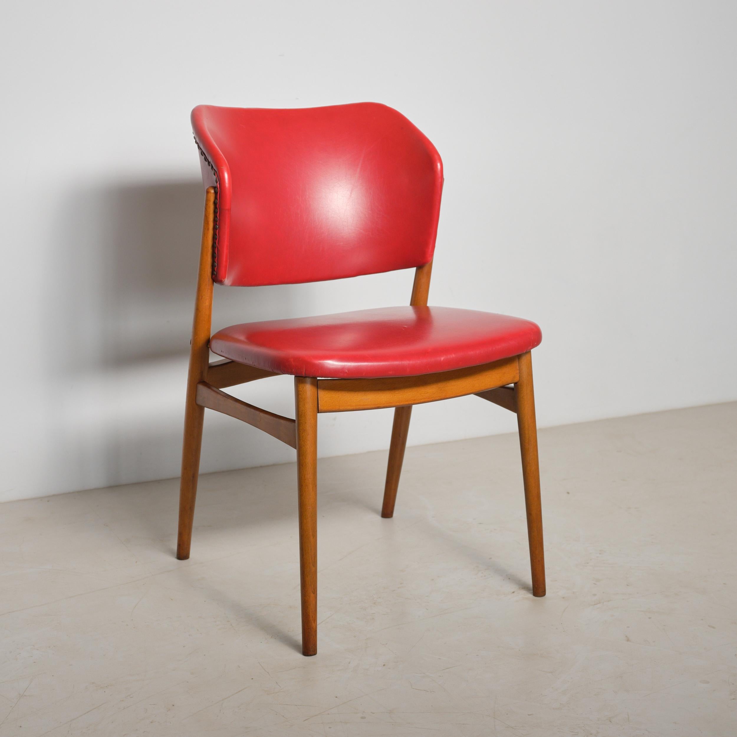 Silla escandinava de haya de los años 50 con tapicería de skai rojo mediados del siglo XX en venta