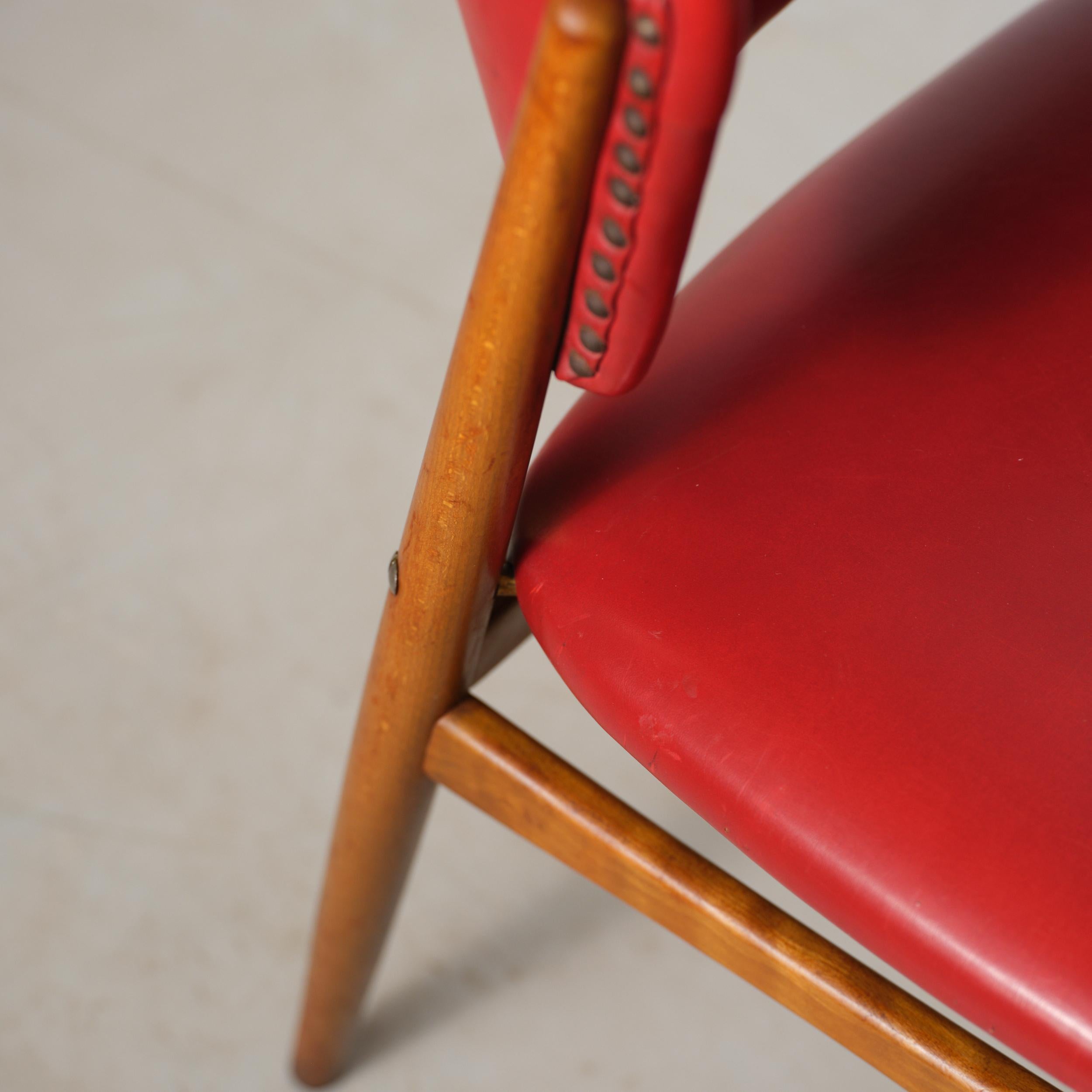 Silla escandinava de haya de los años 50 con tapicería de skai rojo cuero de imitación en venta