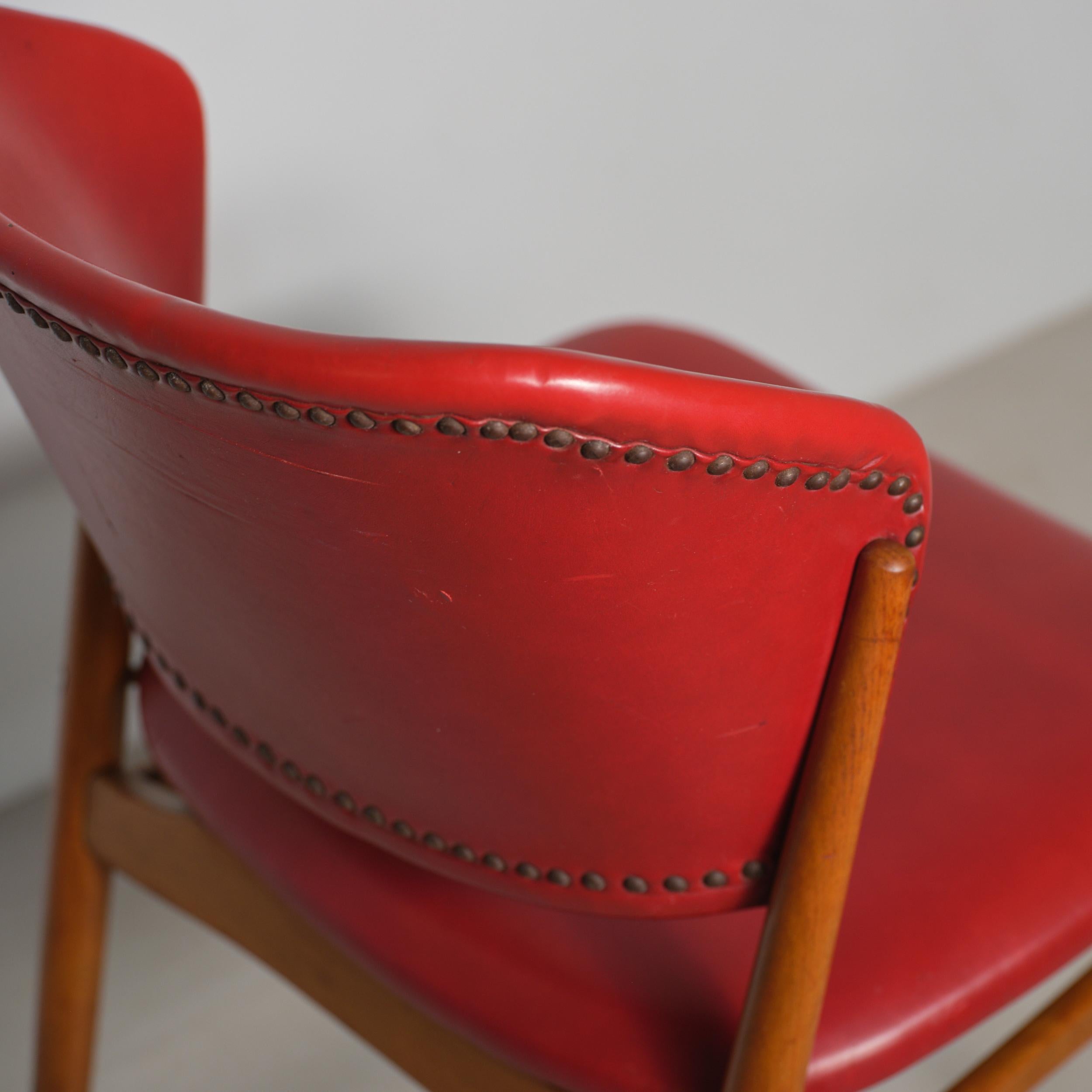Silla escandinava de haya de los años 50 con tapicería de skai rojo en venta 1