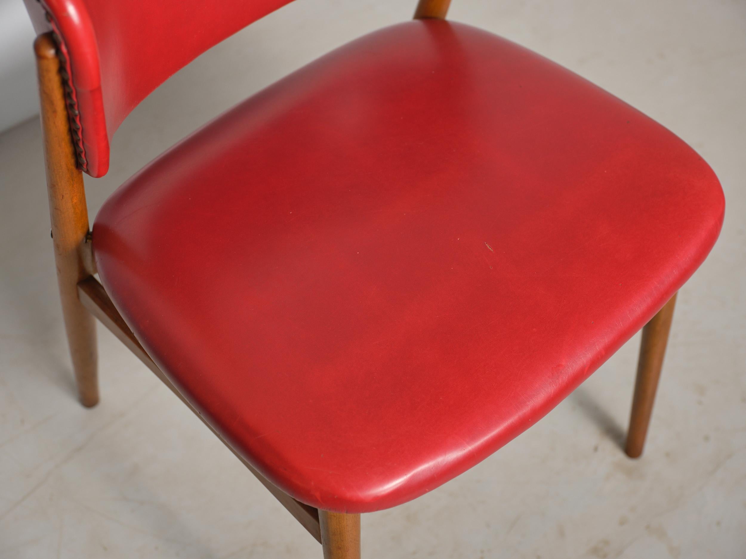 Silla escandinava de haya de los años 50 con tapicería de skai rojo en venta 2