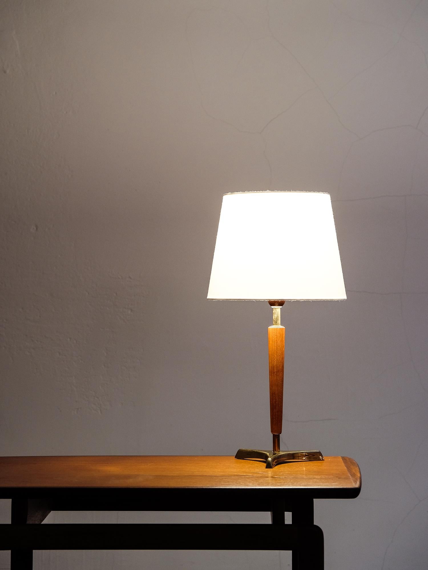 1950s Scandinavian Brass and Teak Table Lamp In Good Condition In Helsinki, FI