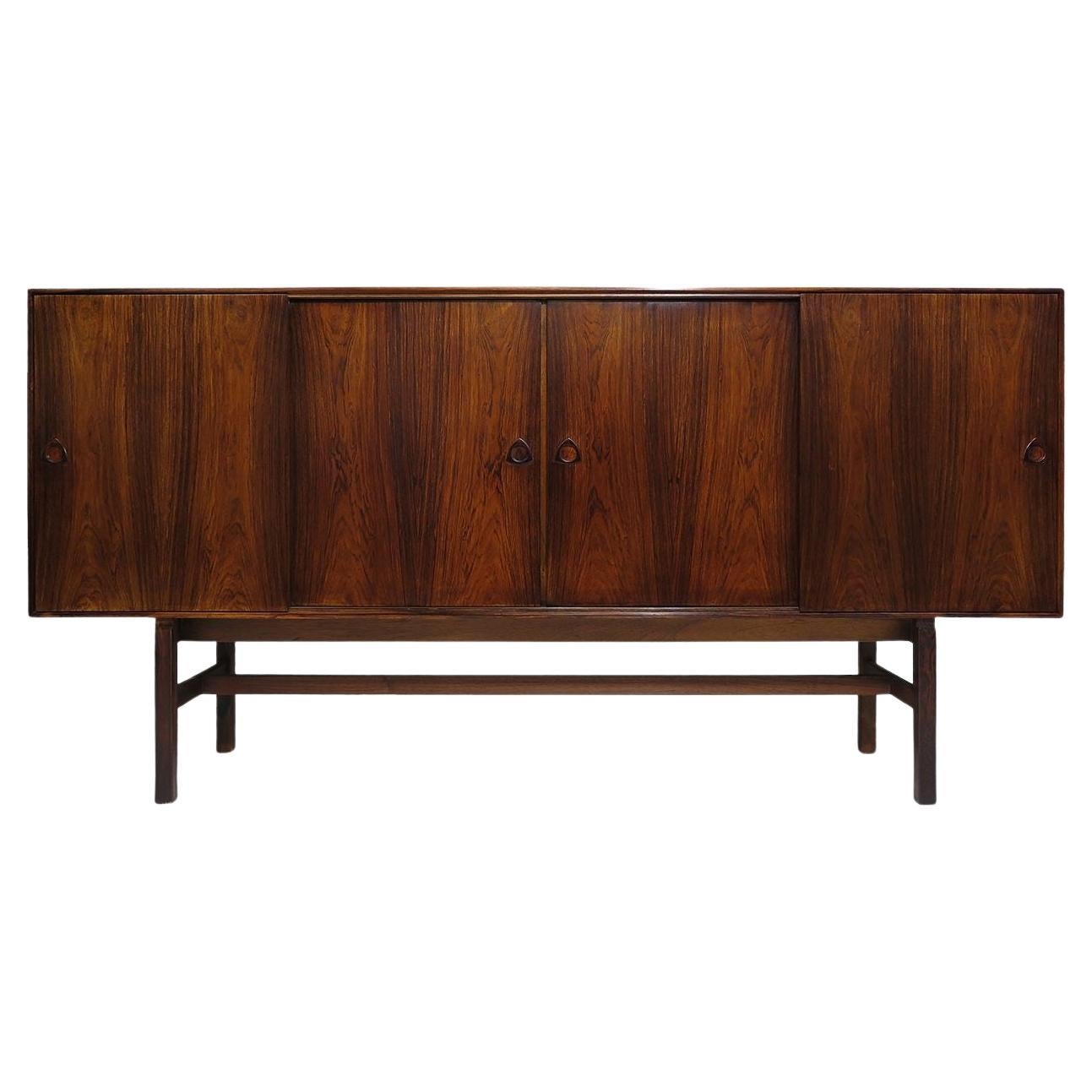 Buffet scandinave des années 1950 en bois de rose brésilien avec barre centrale