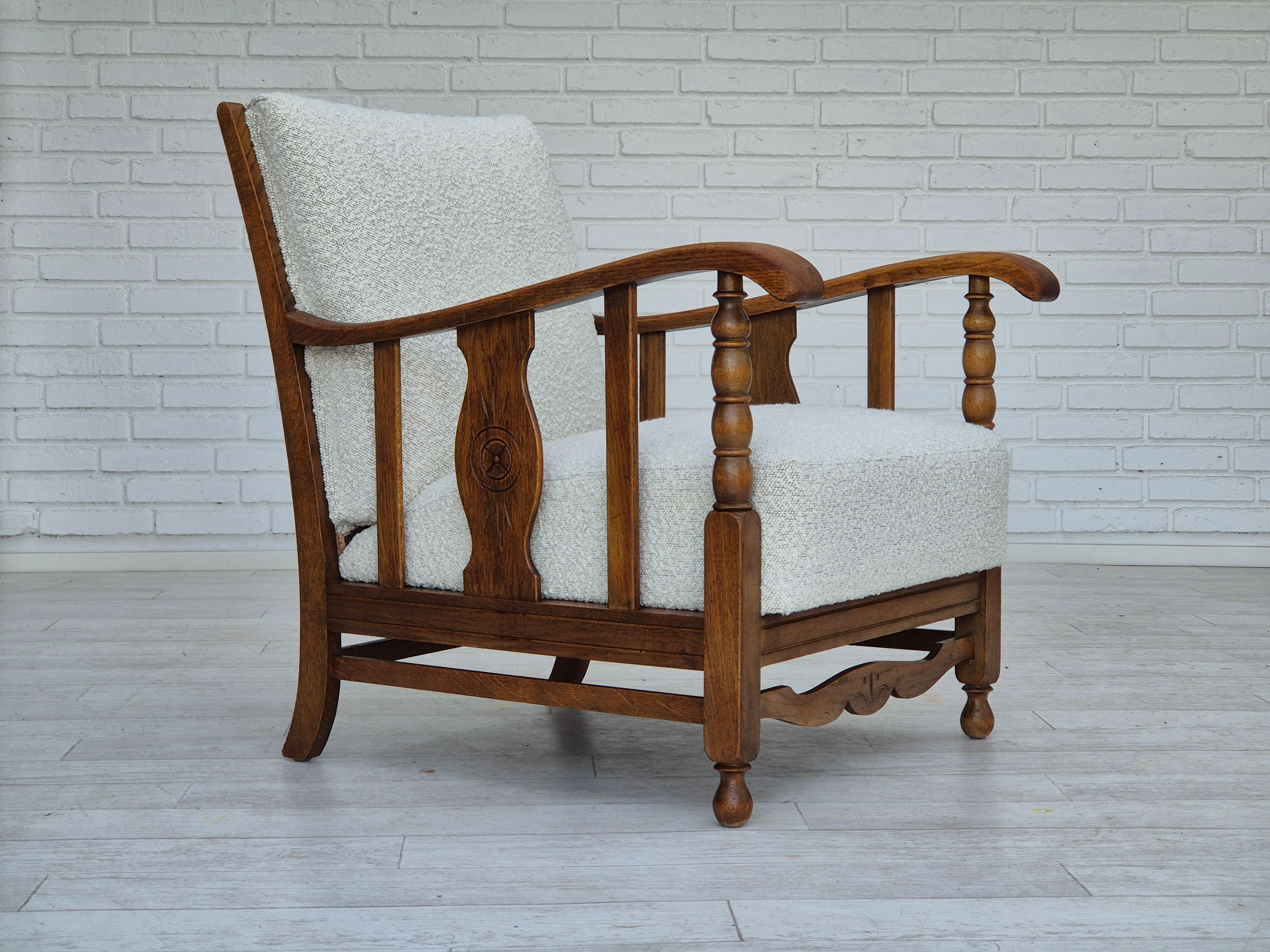 Années 1950, design scandinave - danois ou suédois. Fauteuil retapissé en tissu d'ameublement de qualité - blanc/gris clair. Chêne renouvelé, les ressorts en laiton de l'assise sont conservés. Fabriqué par un fabricant de meubles danois ou suédois